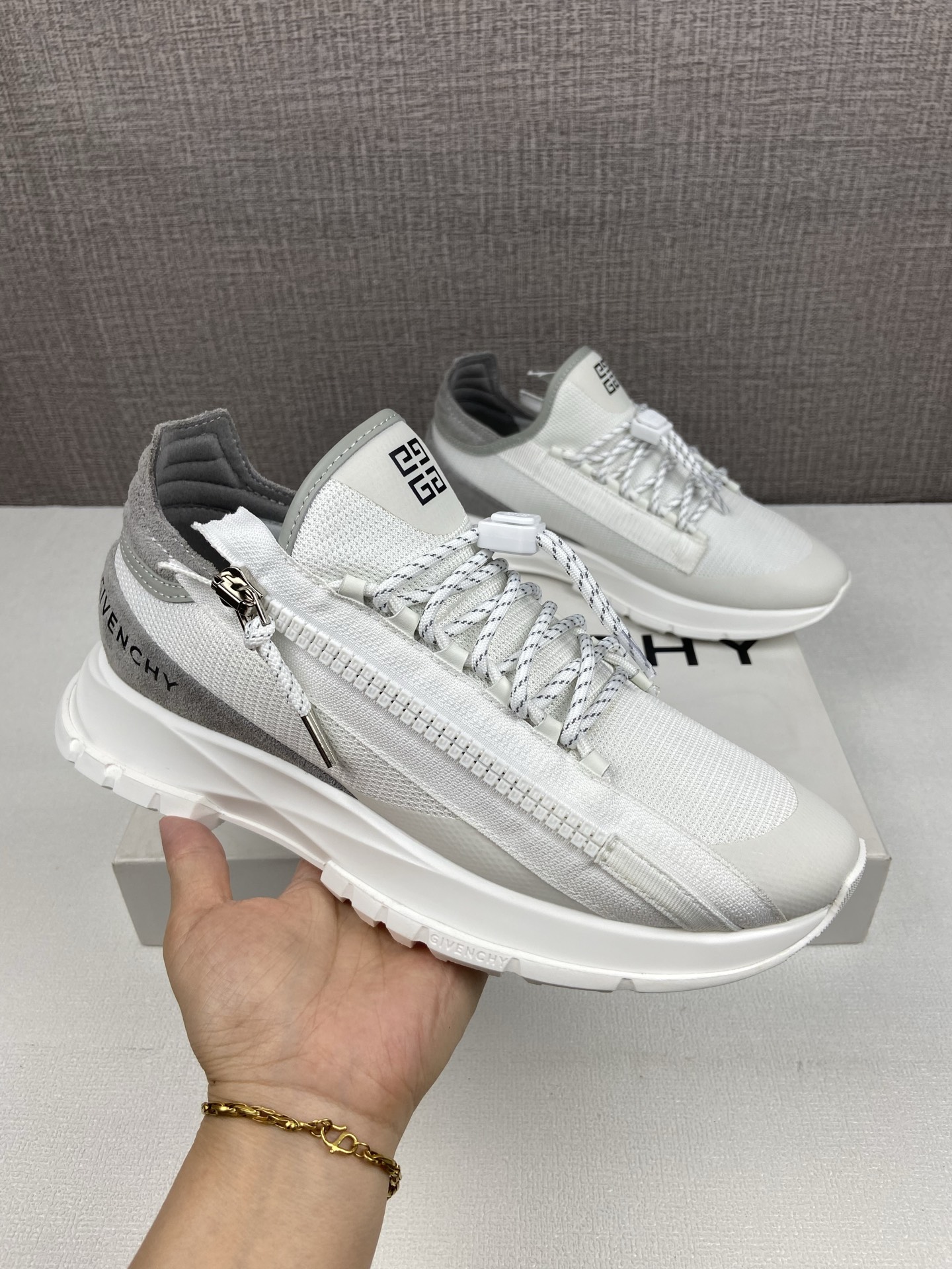 NO:888741,Price range: 38 to 44 (45, 46 can be customized and non-returnable) Specter series Upper net with fluorescent high-tech branch material, 4G LOGO zipper on the side, decorated with same color web ribbon, with fabric and metal zipper pulls Technology same color shoelaces, equipped with 4G LOGO drawstring 4G LOGO printing on the tongue, GIVENCHY LOGO printing on the side, GIVENCHY 4G embossed on the insole  LOGO lightweight technology sole, givenchy19860909售价 配码38一44(45,46定做不退换） Spectre系列 鞋面网配荧光高科枝材料,侧面搭配4G LOGO拉链,饰以同系配色织带饰带,配有织物和金属拉链头 科技同系配色鞋带,配有4G LOGO抽绳 鞋舌饰以4G LOGO印花 侧面饰以GIVENCHY LOGO印花 内底压印GIVENCHY 4G LOGO 轻盈科技鞋底,,givenchy,Men's shoes