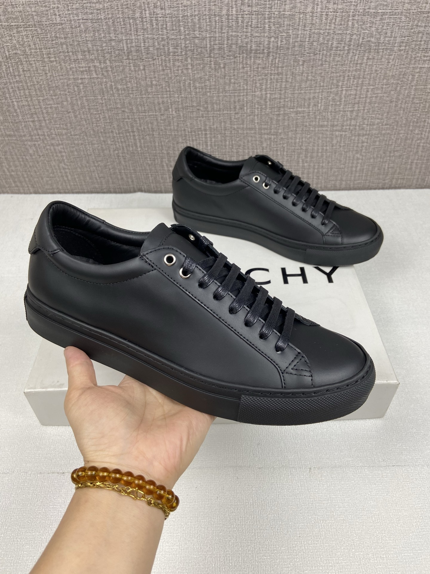 NO:745239,Price (new model) Sizes 38 to 44 (45, 46 customized) Soft cow leather low-top sneakers Urban Street series Classic lace-up style Decorated with GIVENCHY Paris LOGO on the heel Leather insole decorated with GIVENCHY Paris LOGO printing Flexible and comfortable, givenchy, sneakers, cowhide19860909售价(新款) 配码38一44(45,46定做) 柔软牛皮革低帮运动鞋 Urban Street系列 精典系带款 后跟饰以GIVENCHY Paris LOGO 皮革内底,饰以GIVENCHY Paris LOGO印花 灵活舒适,,givenchy,sneakers,cowhide,Men's shoes