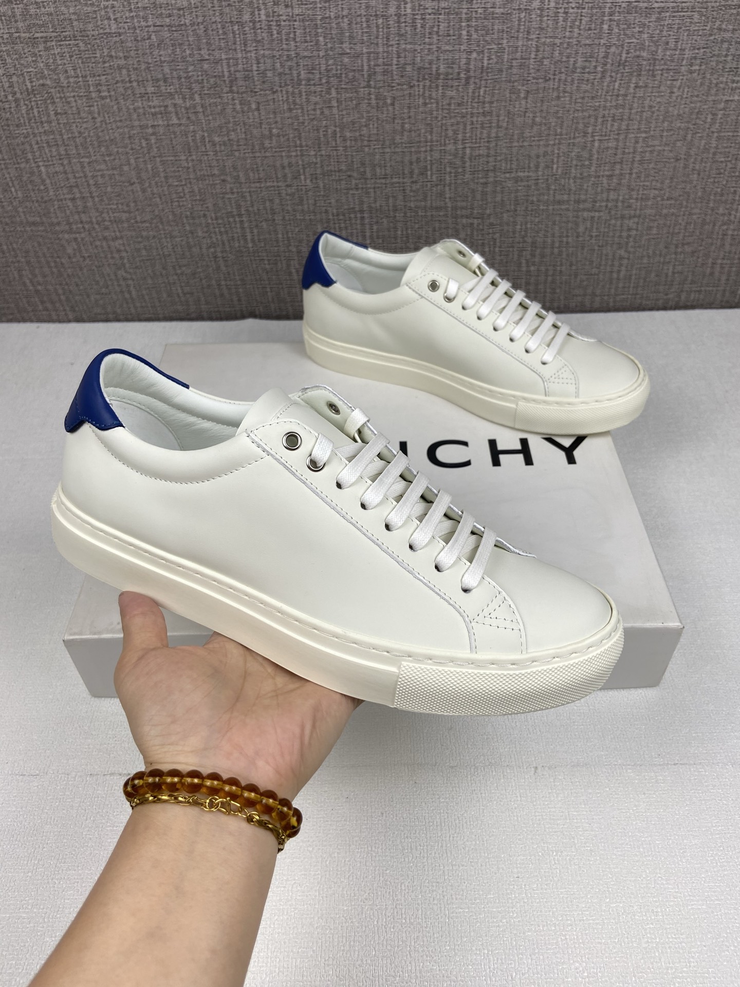 NO:745233,Price (couple model) Available in sizes 36-39 for women and 38-44 for men (35, 45, 46 customized) Soft cow leather low-top sneakers Urban Street series Classic lace-up style Decorated with GIVENCHY Paris LOGO on the heel Leather insole decorated with GIVENCHY Paris LOGO printing Flexible and comfortable, givenchy, sneakers, cowhide19860909售价(情侣款) 配码女36 －39男38一44(35,45,46定做) 柔软牛皮革低帮运动鞋 Urban Street系列 精典系带款 后跟饰以GIVENCHY Paris LOGO 皮革内底,饰以GIVENCHY Paris LOGO印花 灵活舒适,,givenchy,sneakers,cowhide,Men's shoes