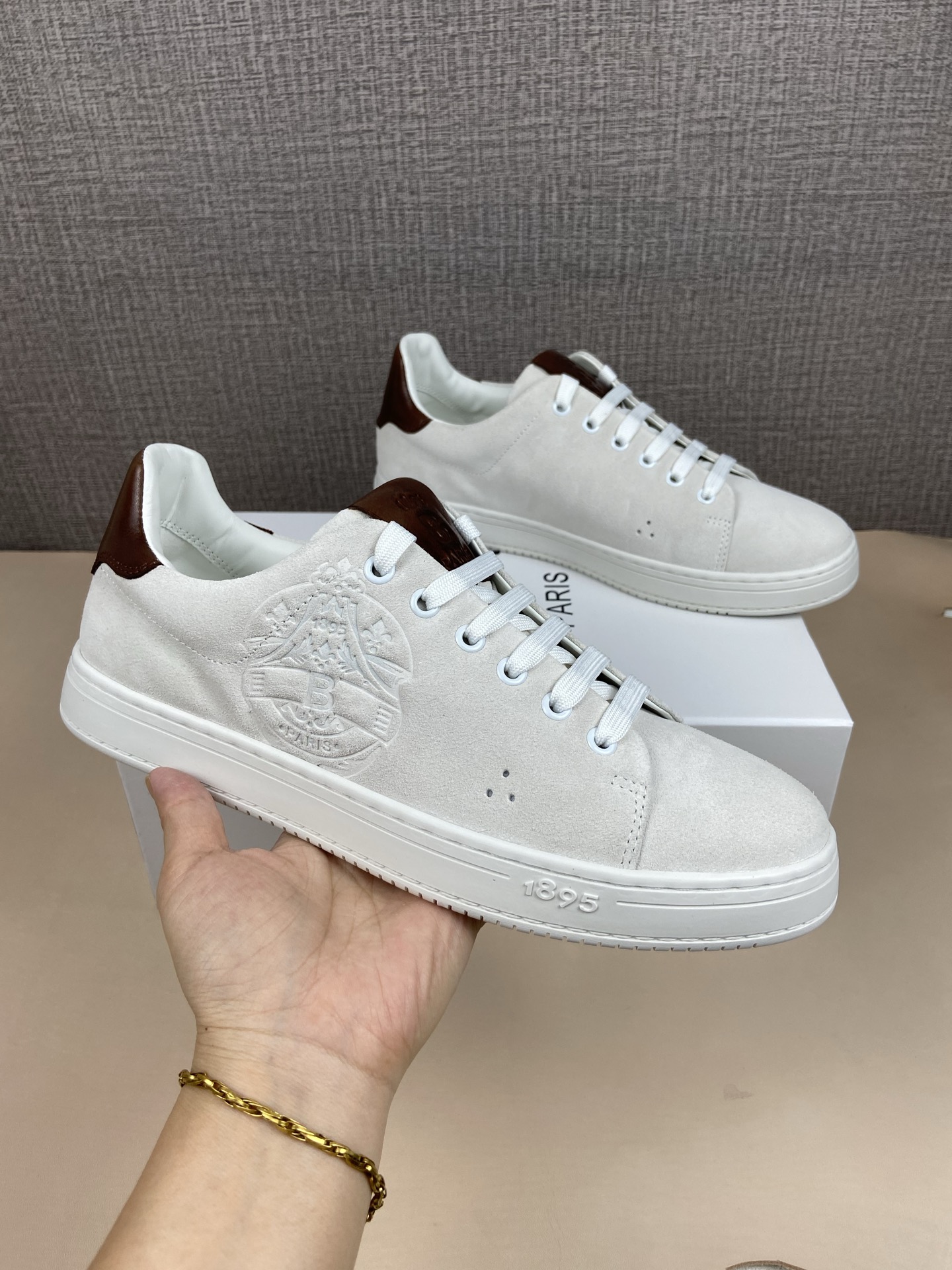 NO:730703,Playtime Scritto pattern leather loafers Price, sizes, 39 to 44 (customized for 45, 46) Product details Low-top sneakers Horizontal stitching, made by Incollato Venezia Scritto pattern Exposed palladium eyelets Air-pressed Scritto pattern design on the sides White lining Internal padded heel Padded tongue and insole Manufacture: Incollato Permanent Collection,,sneakers19860909Playtime Scritto图纹皮革便鞋 售价, 配码,39一44(45,46定做)  产品细节 低帮运动鞋 横向缝线,Incollato制造 Venezia Scritto图纹 明镀钯孔眼 侧面空压Scritto图纹设计 白色衬里 内部衬垫鞋跟 衬垫鞋舌与鞋垫 制造 : Incollato 永久系列,,sneakers,Men's shoes