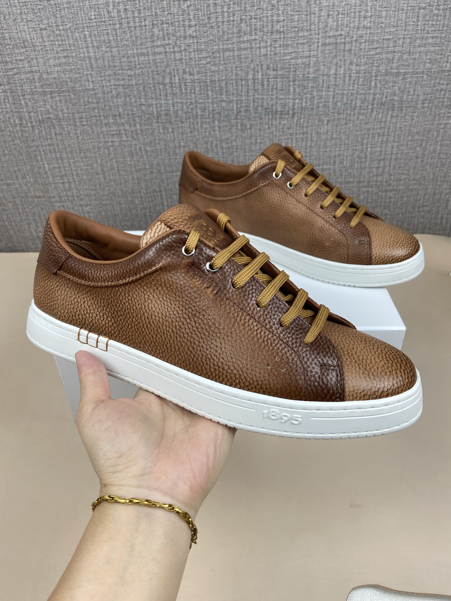 NO:730695,Playtime calfskin sneakers, sizes 39 to 44 (customized for 45, 46). Sneakers. Horizontal stitching, made by Incollato. Soft calfskin. Pinch leather details on the sides, echoing traditional formal shoe design. Ultra-comfortable padded leather lining. 3 decorative hand-stitched stitches connecting upper and outsole. Flexible and lightweight rubber outsole. Comes with two pairs of laces, sneakers, cowhide.19860909Playtime小牛皮运动鞋  配码39一44(45,46定做) 运动鞋 横向缝线,Incollato制造 柔软小牛皮 侧面捏褶皮革细节,呼应传统正装鞋履设计 超舒适衬垫皮革衬里 3个装饰性手工缝线连接鞋面与外底 灵活轻便橡胶外底 附有两对鞋带,,sneakers,cowhide,Men's shoes