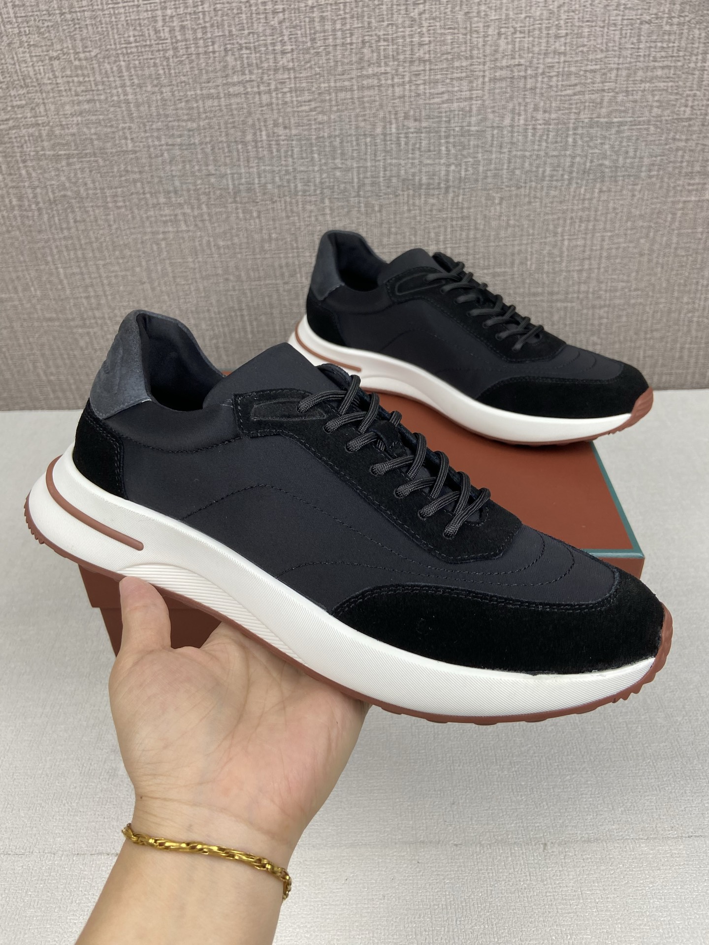 NO:353367,Price: Code 38 -44 (45, 46 customized) Kummel color rubber shoe outsole is made of lightweight materials. This structure can ensure proper weight distribution during walking, improve shock absorption and rebound. Shoe eye and shoe back top piece embellishment. Wind fabric lining. Top or upper cow section suede. Fabric 2. Nylon coating. Polyurethane elastic fiber. *The information on the page may have technical errors, color difference, size error or details caused by product improvement, production batch, etc. The product pictures displayed on the page may be inconsistent with the actual work. If you have any related problems, please consult the customer service center.,19860909售价 配码38 －44(45、46定做) Kummel 色橡胶鞋外底采用轻盈的材料制成这种构造可以确保行走中适当的重量分配,提高减震性和回弹力 鞋眼和鞋后上片点缀热成型装饰 Wind 面料衬里 上装或鞋面牛剖层绒面革 面料2 锦纶 涂层 聚氨酯弹性纤维 *页面上的信息可能存在技术失准、色差、尺码误差或因产品改良,生产批次等因素造成的细节误差,页面展示的产品图片可能与实际作品不一致.如有相关问题,请咨询顾客服务中心.,,Men's shoes