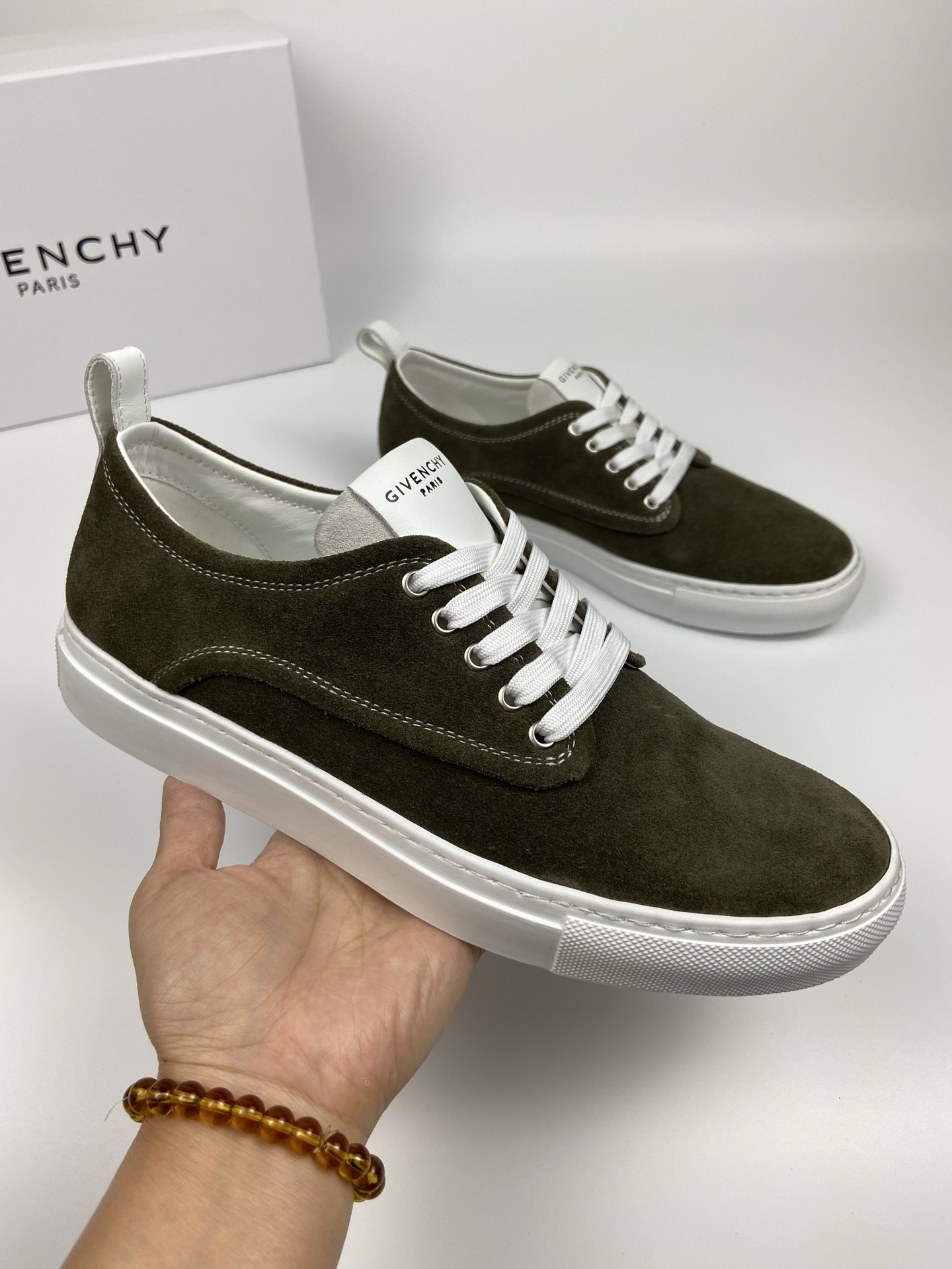 NO:745263,Suede cow leather low-top sneakers, New City series, price (couple shoes), sizes women's 35-39.  Men 38-44 (45.46 custom-made, non-returnable) Material tongue decorated with GIVENCHY Paris LOGO printing GIVENCHY Paris LOGO embossed on the heel Leather insole decorated with GIVENCHY Paris LOGO printing Decorated with stitching Elastic material, easy to put on and take off, buckle-free design Grosgrain effect loop on the heel TPU sole, givenchy, sneakers, cowhide19860909绒面牛皮革低帮运动鞋 New City系列 售价(情侣鞋) 配码女35 －39．男38 －44(45．46定做不退换） 材质鞋舌饰以GIVENCHY Paris LOGO印花 鞋跟压印GIVENCHY Paris LOGO 皮革内底,饰以GIVENCHY Paris LOGO印花 饰以缝线 弹性材质,穿脱方便,无扣设计 后跟设有罗缎效果环袢 TPU鞋底,,givenchy,sneakers,cowhide,Men's shoes