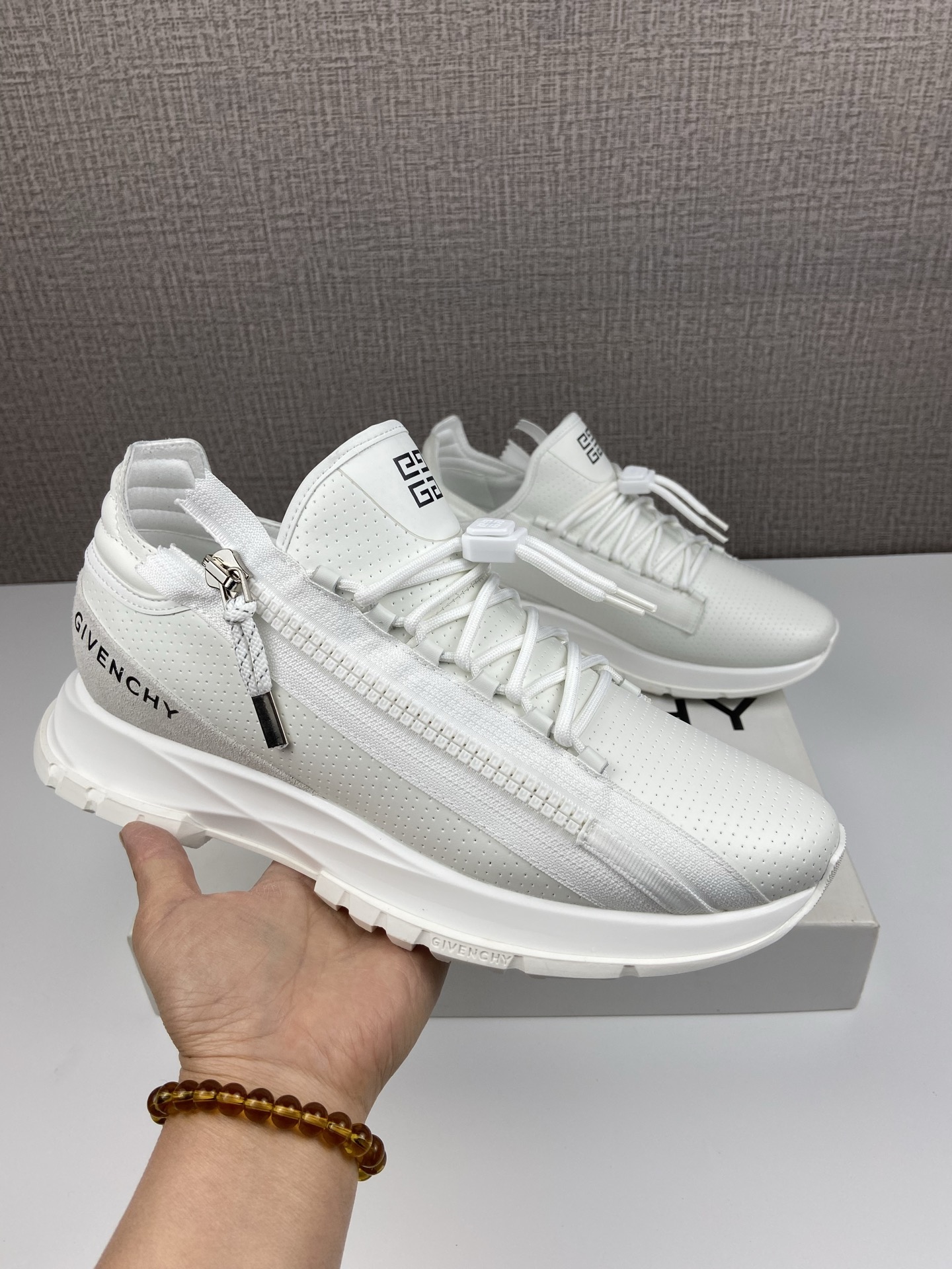 NO:745224,Specter series Price range: 38 to 44 (customized for 45, 46) Low-top sneakers with 4G LOGO zipper on the side, decorated with same-color webbing straps, fabric and metal zipper pullers, same-color technology shoelaces, with 4G LOGO drawstring, 4G LOGO print on the tongue, GIVENCHY LOGO print on the side, GIVENCHY LOGO embossed on the sole, GIVENCHY embossed on the insole  4G LOGO lightweight technology soles, givenchy, sneakers19860909Spectre系列 售价 配码38一44(45,46定做) 低帮运动鞋,侧面搭配4G LOGO拉链,饰以同系配色织带饰带,配有织物和金属拉链头 同系配色科技鞋带,搭配4G LOGO抽绳 鞋舌饰以4G LOGO印花 侧面饰以GIVENCHY LOGO印花,鞋底压印GIVENCHY LOGO 内底压印GIVENCHY 4G LOGO 轻盈科技鞋底,,givenchy,sneakers,Men's shoes