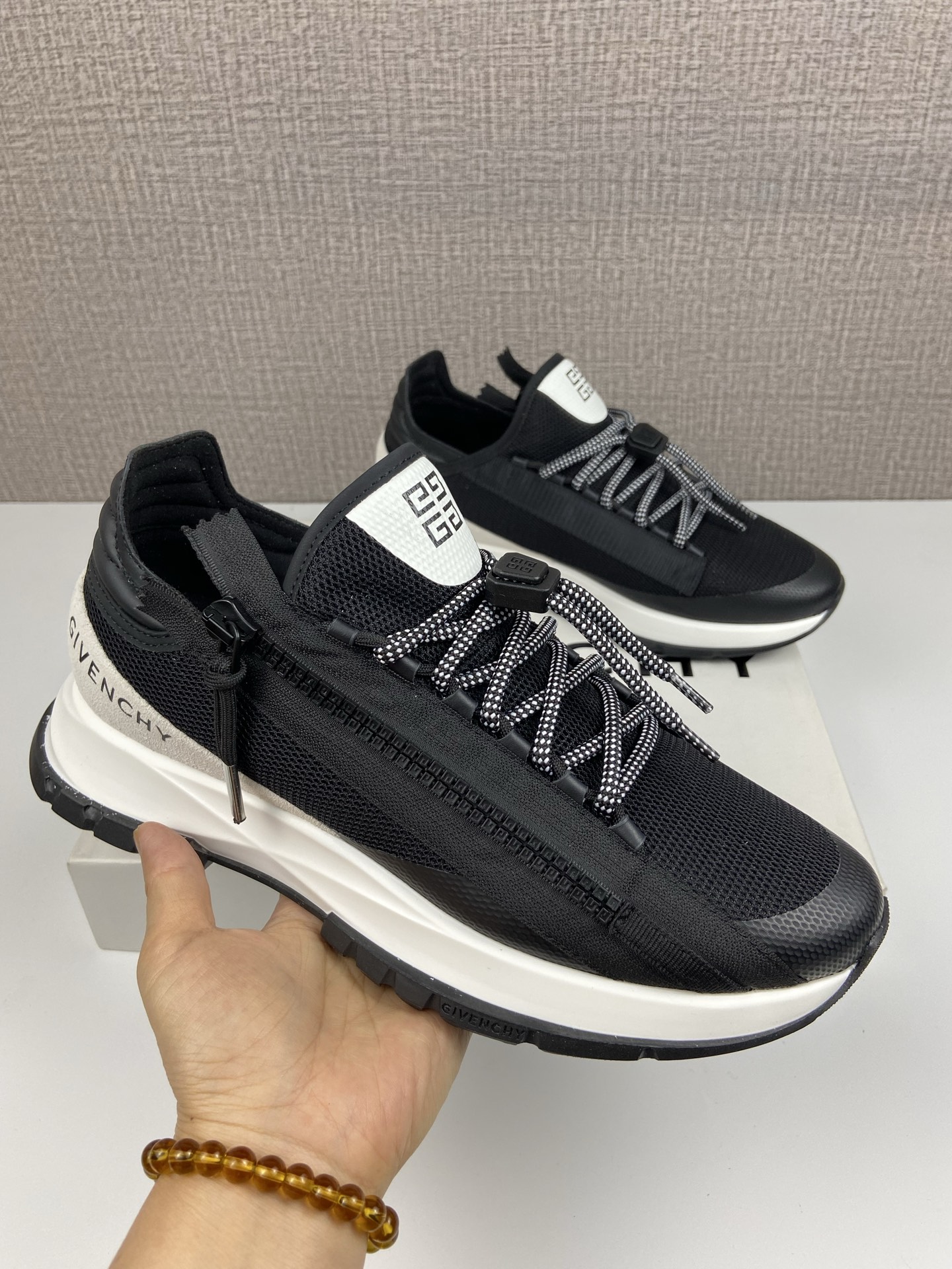 NO:888749,Specter series Price range: 38 to 44 (customized for 45, 46) Low-top sneakers with 4G LOGO zipper on the side, decorated with same color webbing straps, fabric and metal zipper pulls, same color technology shoelaces, with 4G LOGO drawstring, tongue decorated with 4G LOGO printing, GIVENCHY LOGO printing on the side, GIVENCHY LOGO embossed on the sole, GIVENCHY embossed on the insole  4G LOGO lightweight technology soles, givenchy, sneakers19860909Spectre系列 售价 配码38一44(45,46定做) 低帮运动鞋,侧面搭配4G LOGO拉链,饰以同系配色织带饰带,配有织物和金属拉链头 同系配色科技鞋带,搭配4G LOGO抽绳 鞋舌饰以4G LOGO印花 侧面饰以GIVENCHY LOGO印花,鞋底压印GIVENCHY LOGO 内底压印GIVENCHY 4G LOGO 轻盈科技鞋底,,givenchy,sneakers,Men's shoes