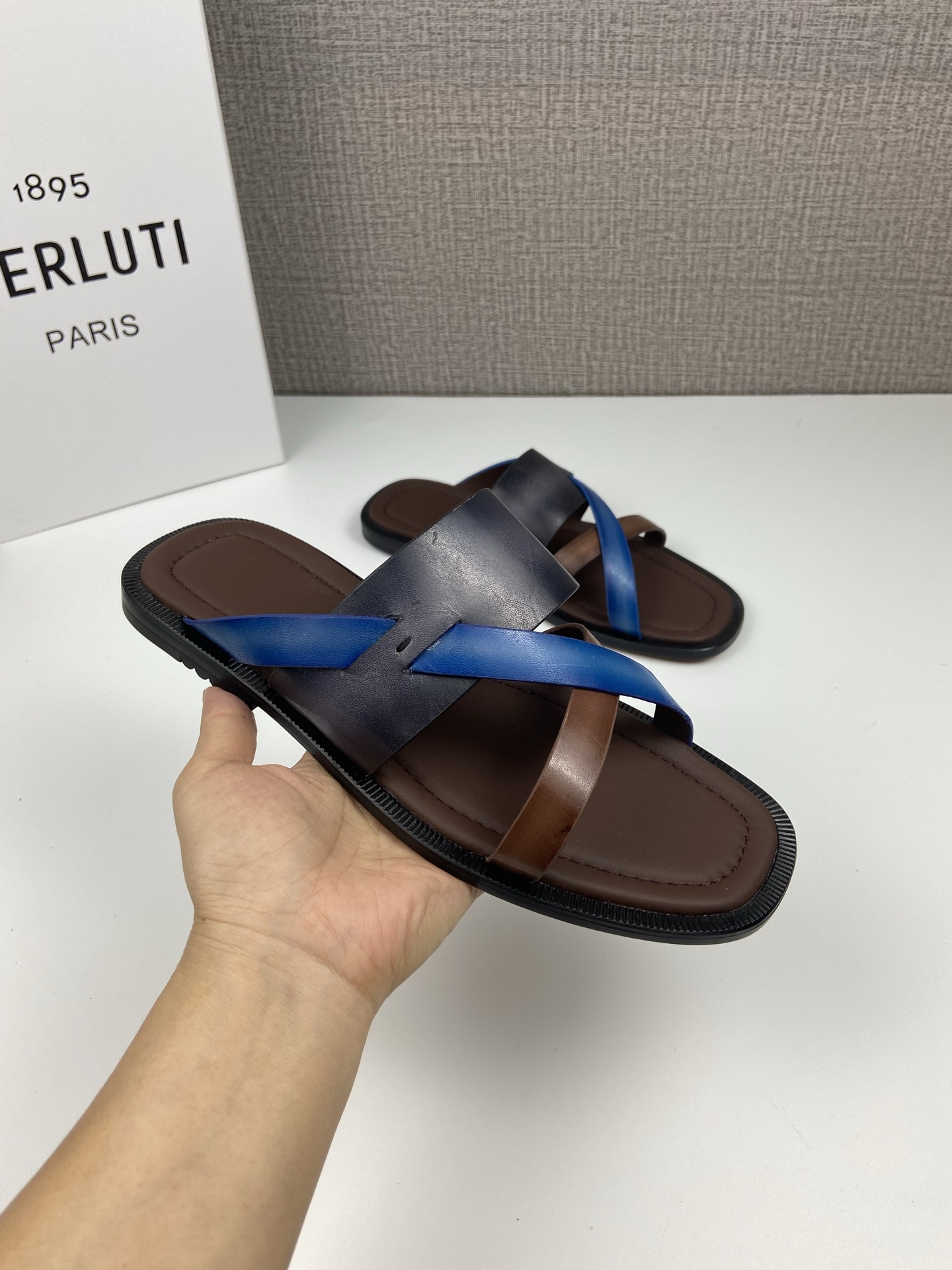 NO:931738,Price: Matching codes 39 to 44 (45 to 48 are custom-made and non-refundable) Material: tree paste leather, color matching slippers, leather outsole, slippers, Leather soles19860909售价 配码39一44(45一48定做不退换） 材质树膏皮擦色,拼色拖鞋,真皮大底,,slippers,Leather soles,Men's shoes