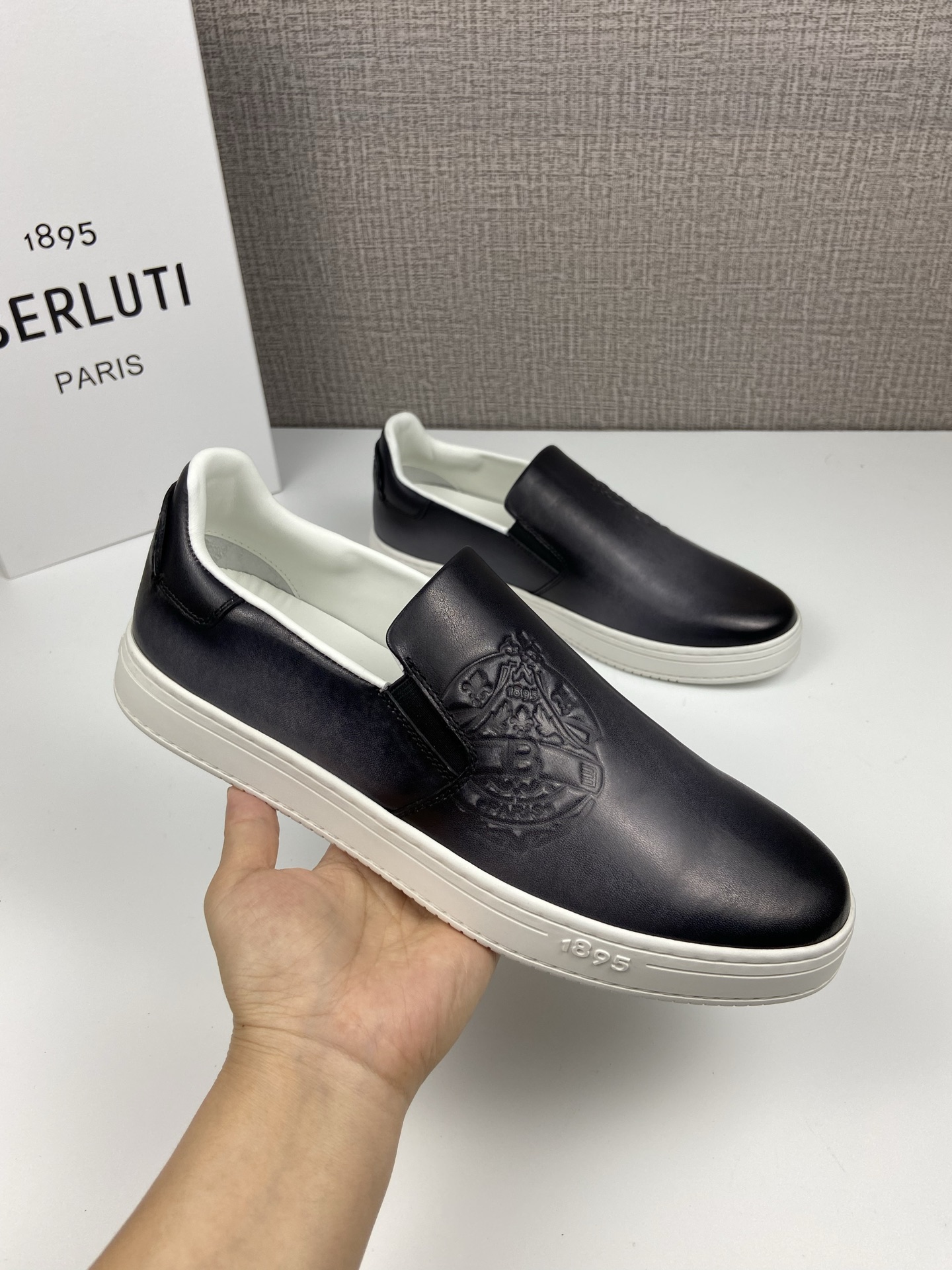 NO:931748,Playtime Scritto pattern leather loafers Price, sizes, 39 to 44 (45, 46 custom-made) Product details Low-top sneakers Horizontal stitching, made by Incollato Venezia Scritto pattern Asymmetrical Scritto pattern design White lining Internal padded heel Padded tongue and insole Manufacture: Incollato permanent collection, sneakers19860909Playtime Scritto图纹皮革便鞋 售价, 配码,39一44(45,46定做)  产品细节低帮运动鞋 横向缝线,Incollato制造 Venezia Scritto图纹 不对称Scritto图纹设计 白色衬里 内部衬垫鞋跟 衬垫鞋舌与鞋垫 制造 : Incollato 永久系列,,sneakers,Men's shoes