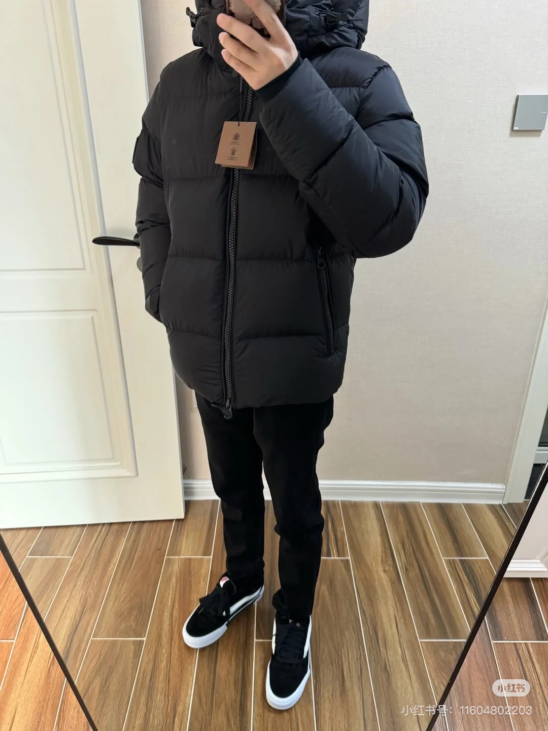 💰320
BURBERRY巴宝莉热门爆款黑武士羽绒服 
原版1:1订制五金配件 充羽量蓬松饱满 轻盈 高端顶尖一线成衣 整件衣服采  用手重工艺设计 内里作为骨架支持的部位都遍布手工压胶条 防水涂层 以户外冲锋衣的廓形为基调 融入了时装的设计元素 不以功能性为主导 高街实穿款 填充物为高级甄选90白鸭绒+10羽毛 高克重厚实 速热以及聚温保暖效果极好 

独家定制原版面料 做工细节严格把控 版型完美 非市场通货 男女同款

颜色#黑色
SIZE#1 2 3 4对应M L XL XXL
尺寸参考#

衣长：68/70/72/74
胸围：116/120/124/128
肩宽:46/48/50/52
袖长：64/65/66/67
M 90-115斤
L115-140斤
L140-165斤
XL165-195斤
存在偏差 仅供参考


