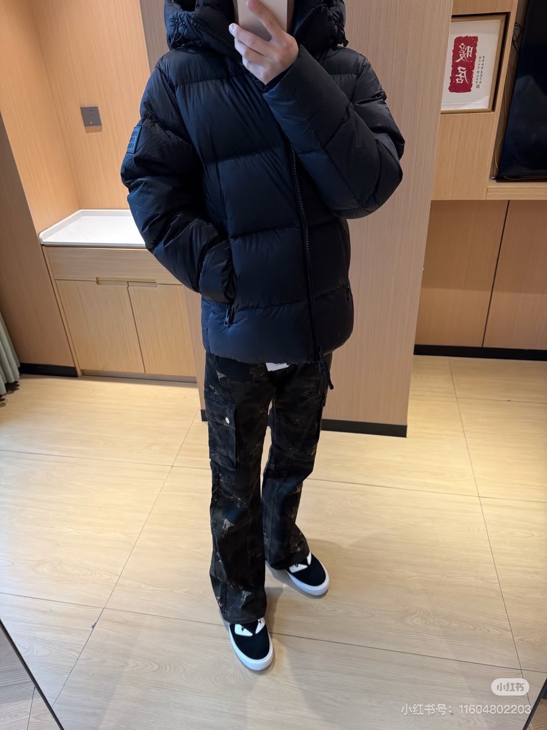 💰320
BURBERRY巴宝莉热门爆款黑武士羽绒服 
原版1:1订制五金配件 充羽量蓬松饱满 轻盈 高端顶尖一线成衣 整件衣服采  用手重工艺设计 内里作为骨架支持的部位都遍布手工压胶条 防水涂层 以户外冲锋衣的廓形为基调 融入了时装的设计元素 不以功能性为主导 高街实穿款 填充物为高级甄选90白鸭绒+10羽毛 高克重厚实 速热以及聚温保暖效果极好 

独家定制原版面料 做工细节严格把控 版型完美 非市场通货 男女同款

颜色#黑色
SIZE#1 2 3 4对应M L XL XXL
尺寸参考#

衣长：68/70/72/74
胸围：116/120/124/128
肩宽:46/48/50/52
袖长：64/65/66/67
M 90-115斤
L115-140斤
L140-165斤
XL165-195斤
存在偏差 仅供参考


