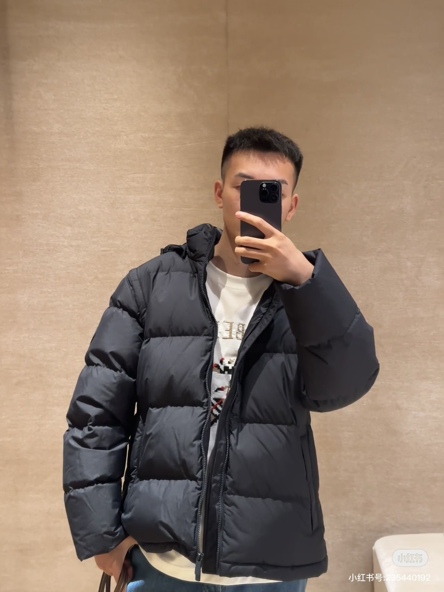 💰320
BURBERRY巴宝莉热门爆款黑武士羽绒服 
原版1:1订制五金配件 充羽量蓬松饱满 轻盈 高端顶尖一线成衣 整件衣服采  用手重工艺设计 内里作为骨架支持的部位都遍布手工压胶条 防水涂层 以户外冲锋衣的廓形为基调 融入了时装的设计元素 不以功能性为主导 高街实穿款 填充物为高级甄选90白鸭绒+10羽毛 高克重厚实 速热以及聚温保暖效果极好 

独家定制原版面料 做工细节严格把控 版型完美 非市场通货 男女同款

颜色#黑色
SIZE#1 2 3 4对应M L XL XXL
尺寸参考#

衣长：68/70/72/74
胸围：116/120/124/128
肩宽:46/48/50/52
袖长：64/65/66/67
M 90-115斤
L115-140斤
L140-165斤
XL165-195斤
存在偏差 仅供参考


