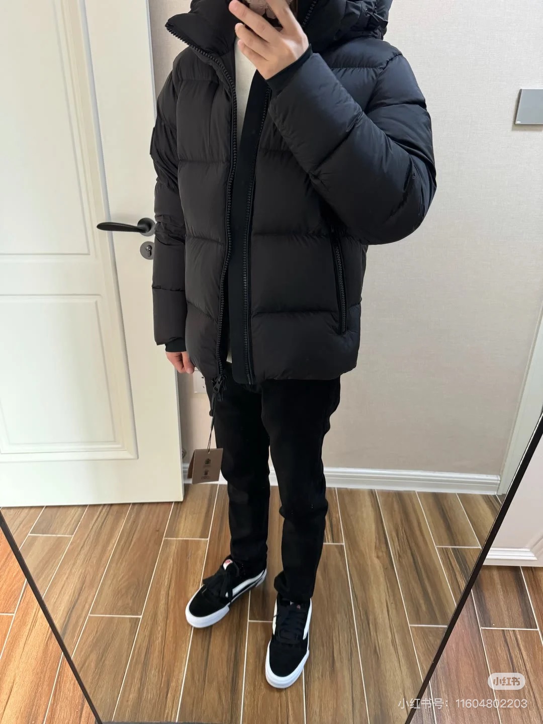 💰320
BURBERRY巴宝莉热门爆款黑武士羽绒服 
原版1:1订制五金配件 充羽量蓬松饱满 轻盈 高端顶尖一线成衣 整件衣服采  用手重工艺设计 内里作为骨架支持的部位都遍布手工压胶条 防水涂层 以户外冲锋衣的廓形为基调 融入了时装的设计元素 不以功能性为主导 高街实穿款 填充物为高级甄选90白鸭绒+10羽毛 高克重厚实 速热以及聚温保暖效果极好 

独家定制原版面料 做工细节严格把控 版型完美 非市场通货 男女同款

颜色#黑色
SIZE#1 2 3 4对应M L XL XXL
尺寸参考#

衣长：68/70/72/74
胸围：116/120/124/128
肩宽:46/48/50/52
袖长：64/65/66/67
M 90-115斤
L115-140斤
L140-165斤
XL165-195斤
存在偏差 仅供参考


