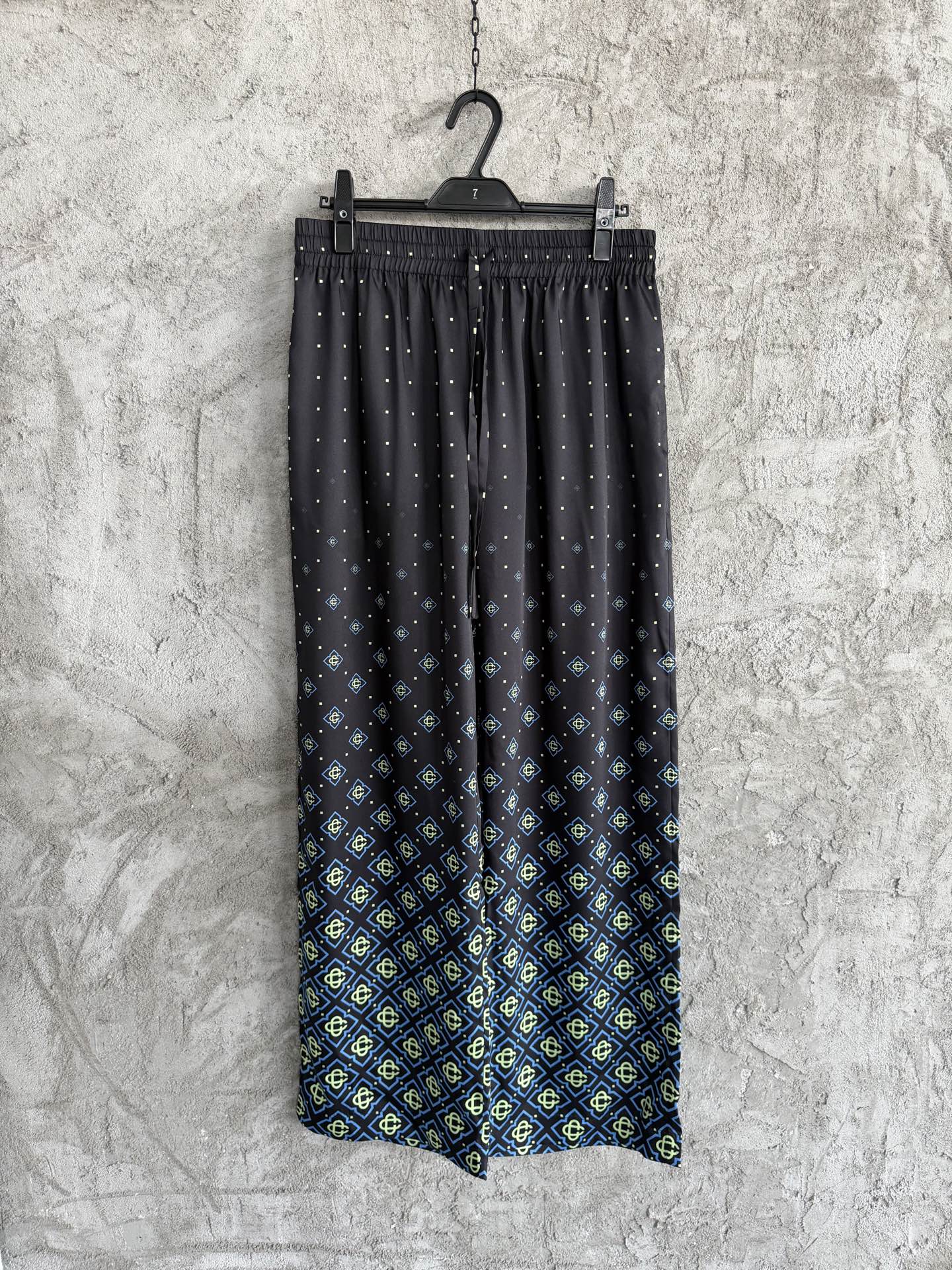 NO:783752,CASABLANCA 2026SS cross-printed silk trousers, customized silk fabric, imported high-definition digital direct printing, laser positioning and tailoring, dry cleaning or hand washing recommended, SIZES, M, L, XL, ready stock in seconds, men's clothing, real silk,19860909CASABLANCA 2026SS 交叉印花真丝长裤,订制真丝面料,进口机高清数码直喷印花,激光定位剪裁,建议干洗或手洗,SIZES,M,L,XL,现货秒发,男装,real silk,,Women's clothing