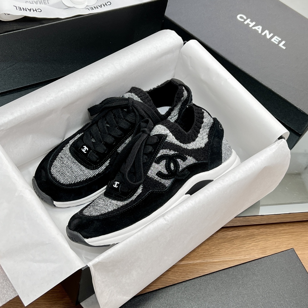 NO:167749,[High version] Chanel 23b latest autumn and winter style, mesh, flying woven sneakers, original purchase and development, making goods, Xiaoxiang's casual sneakers this season, browsing Xiaohongshu INS. Various social platforms, bursting wildly!  Classic design, fresh color matching, clean and refreshing, flying socks shoe design, beauty and comfort can be taken into consideration, Panda black and white color matching, but fashionable and sporty, exquisite packaging for delivery counter Fabric: high mercerized beef reverse velvet   two-color flying fabric, original imported breathable net, original sole open mold TPU combination, two-color outsole, sole thickness 3.5CM Size 35-42, casual shoes/sports shoes, chanel, chanel, sneakers, socks19860909【高版本】 Chanel香奈儿23b 秋冬最新款 网眼 飞织运动鞋 原版购入开发 做货 小香这季休闲款运动鞋 刷爆小红书 INS.各种社交平台,疯狂爆发！ 经典设计 清新的配色干净清爽,飞织袜子鞋设计 美貌与舒适皆可兼顾 熊猫黑白配色大底却时尚运动 配送专柜精美包装 面料:高丝光牛反绒 双色飞织面料 内里原版进口透气网 鞋底原版开模TPU组合双色大底 底厚3.5CM Size 35-42,休闲鞋/运动鞋,chanel,chanel,sneakers,socks,Women's Shoes