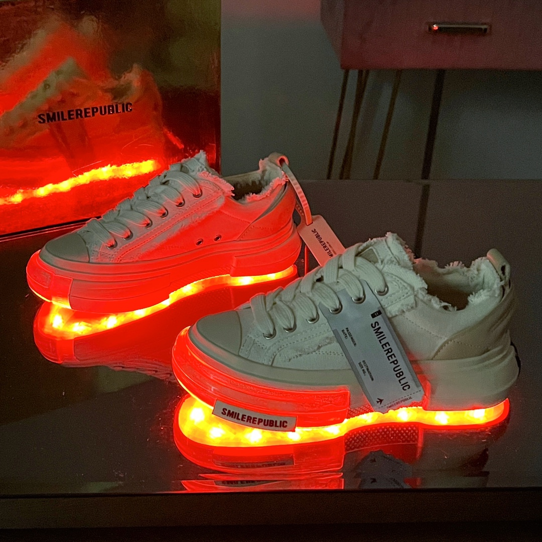 NO:273473,White luminous real photo [Top version] Tan Jianci SMILEREPUBLIC couple style light strap shoes INCEPIIN 70S classic black and white two-color low-top canvas shoes - Galaxy . Delicious laughing luminous shoes, 7-color adjustable light strap shoes SR light strap shoes Zhang Jianing Wang Leixin Luo Yizhou Fan Shiqi Celebrity same style Galaxy 70S shoes with switch behind, charging cable, seven-color light-changing free adjustment. Let us travel through the time and space tunnel together to relive the classics of the times!  Original custom canvas for fabric, original custom canvas for inner lining, water-dyed cowhide feet, heel height about 4-5cm, size for women 35-40, men 39-44, latest gift packaging for counter!  Warm reminder: Since the exquisite packaging costs of gifts are too heavy, the returned packaging must be intact, such as broken shoe box buckle 70 and charging cable buckle 55. Please know everything!  !  ,,cowhide19860909白色夜光实拍图【顶级版本】 檀健次SMILEREPUBLIC情侣款 灯带鞋 INCEPIIN 70S经典黑白两色低帮帆布鞋 -银河系 .可口笑发光鞋、7色调节灯带鞋 SR 灯带鞋 张佳宁 王栎鑫 罗一周 范世琦 明星同款银河系70S 鞋后带开关,送充电线,七色变光自由调节. 让我们一起穿越时空隧道,重温时代经典！ 面料原版定制帆布 内里原版定制帆布 垫脚水染牛皮 跟高4-5cm左右 尺码女35-40 男39-44 专柜最新礼品包装！ 温馨提示注意 由于礼品精美包装成本太重、退货的包装必须完好无损、如鞋盒破损盒子扣70、充电线扣55.请悉知！！,,cowhide,Men's shoes