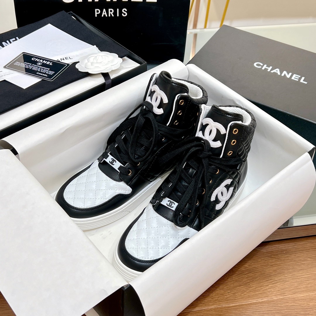 NO:239353,【High version】 CHANEL Chanel 23A Xiaoxiangjia new style panda shoes diamond white shoes low top/high top board shoes sports and casual shoes original purchase and development Making goods Xiaoxiang C home Another super hit counter, the love of internet celebrity bloggers and ladies, various praises from social platforms, popular super high texture and breathable super spring and summer, seeing this issue can always evoke the girl's inner demand for fashion Latest cowhide material Classic black and white white gray color matching Full of fashionable feeling on the feet Easy to take care of Fabric: Original custom imported cowhide, custom-made soft flying mesh, original open mold TPU anti-slip sole, 2.5CM thick sole: women's model 35-40 (40 customization without return)  Delivery counter exquisite packaging, casual shoes/sports shoes, chanel, chanel, chanel, chanel, chanel, chanel, chanel, sneakers, cowhide19860909【高版本】 CHANEL 香奈儿23A小香家新款 熊猫鞋 菱格小白鞋 低帮/高帮板鞋 运动休闲鞋 原版购入开发 做货 小香 C家 专柜又一超级大爆款,网红博主小姐姐们的挚爱,社交平台的各种夸赞,人气超高质感透气超级春夏,看到这期总能唤起少女内心对时髦的诉求 最新牛皮材质 经典黑白 白灰配色 上脚时髦感十足 容易打理 面料:原版定制进口牛皮 内里定制柔软飞织网 鞋底原版开模TPU防滑大底 底厚2.5CM Size:女款35-40（40定制不退换） 配送专柜精美包装,休闲鞋/运动鞋,chanel,chanel,chanel,chanel,sneakers,cowhide,Women's Shoes