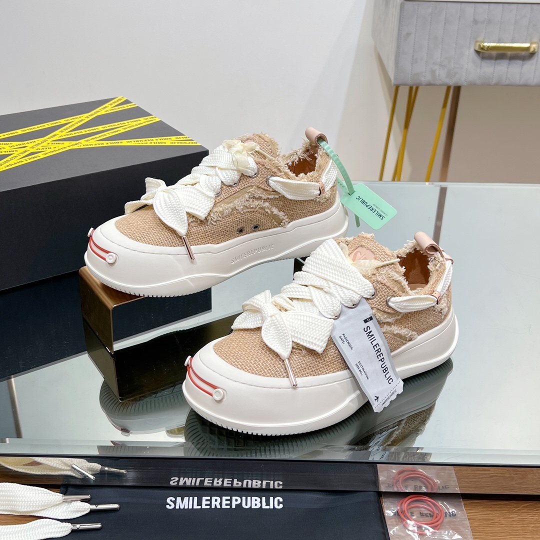 NO:273451,[Top chip version] SmileRepublic Tan Jianci's same model, the latest upgraded version, thick-soled smiley canvas shoes. I'll take a look at the details of my home (warm reminder that water-dyeed cowhide inner digital laser SmileRepublic punching, the latest version of embroidered cloth mark (boarding pass); new NFC chip system; pay attention to distinguishing market LOW version) Internet celebrity king big hit couple casual series Big toe shoes Beggar shoes Sports shoes SmileRepublic comes from an American brand, today's popular elements, lace craftsmanship, large wide shoelace bow texture form, big toe sole shape is quite retro, and when matched, it brings a strong visual impact!  It also represents the 22 latest and most popular iconic color matching custom paper logo on the side of the shoe, of course, the most eye-catching existence. The delivery counter is exquisitely packaged. Fabric: Original custom high-density canvas. The inner imported cowhide (SmileRepublic digital punching) Sole original open mold rubber foam sole. Sole thickness 4.5CM: Women's model 35-40. The counter original packaging, sneakers, cowhide19860909【芯片顶级版本】 SmileRepublic檀健次同款、最新升级版、厚底开口笑帆布鞋 认准我家细节实拍（温馨提示水染牛皮内里数码激光SmileRepublic冲孔、最新版本的刺绣布标（登机牌）；新增NFC芯片系统；注意区分市场LOW版本哦） 网红王炸大爆款情侣休闲系列 大头鞋 乞丐鞋运动鞋 SmlieRepublic来源于美国品牌,今天流行元素,絮絮花边工艺,大宽鞋带蝴蝶结纹理形式呈现,大头鞋底外形颇具复古感,搭配起来带来极强的视觉冲击感的同时！ 也代表了22最新流行的标志性配色鞋身侧面的定制纸标Logo当然是最抢眼的存在 配送专柜精美包装 面料: 原版定制高密度帆布 内里进口头层牛皮里（SmlieRepublic数码冲孔） 鞋底原版开模橡胶发泡鞋底 底厚4.5CM Size: 女款35-40 专柜原包装,,sneakers,cowhide,Men's shoes