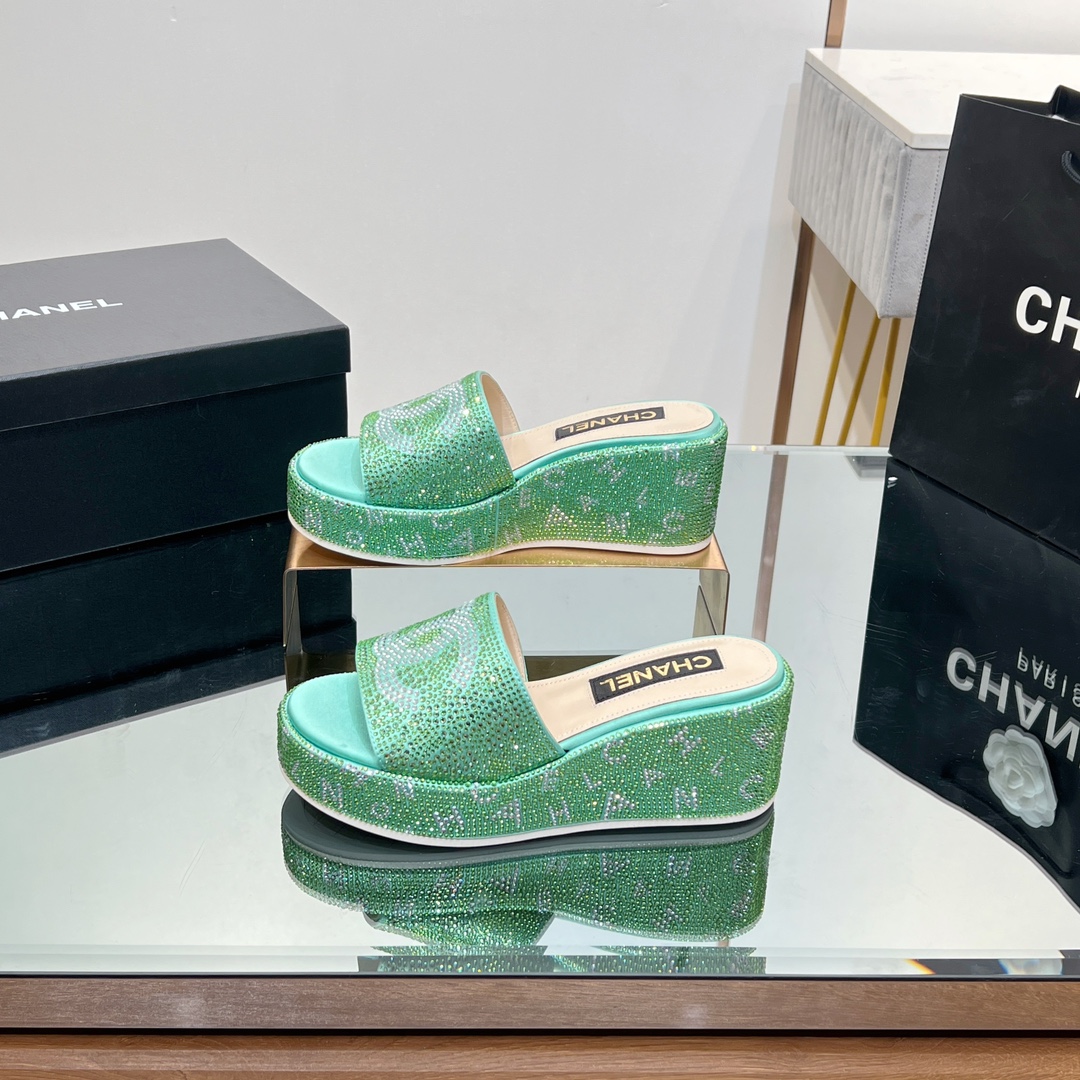 NO:129742,[Factory Out] The real shot is so beautiful Chanel 2054 new tweed rhinestone thick-soled slippers heeled platform sandals and sandals. It's really beautiful!  Chanel is a summer color, a must-have fairy style. I like this pair of shoes so much. Chanel24 sponge cake cloth-based embroidered wedge slippers. Everyone must have a pair of them in summer. Each color is very white~ Make the skin look clearer. You can feel it when you wear these shoes. Classic large pair of C design. The feet feel soft and glutinous, and the 7 cm height is absolutely great. Don’t miss it!  size 35~39 (40/41 custom made, no return or replacement), slippers, chanel, chanel, sandals, slippers19860909【工厂出】 实物拍摄太美啦Chanel2054新款呢子水钻厚底拖鞋坡跟防水台凉拖鞋、凉鞋 真的太美啦吧！ 香奈儿属于夏天的颜色 仙女必备爆款 太喜欢这双鞋了 Chanel24松糕布面刺绣坡跟拖鞋 夏天必须人手一双 每个色系都很显白～ 让皮肤看起来更加清透 穿上这双鞋就能感受到 经典大双C设计 脚感软糯糯,7公分增高绝绝子,千万不要错过哦！ size 35~39（40/41定做、不退不换）,拖鞋,chanel,chanel,sandals,slippers,Women's Shoes