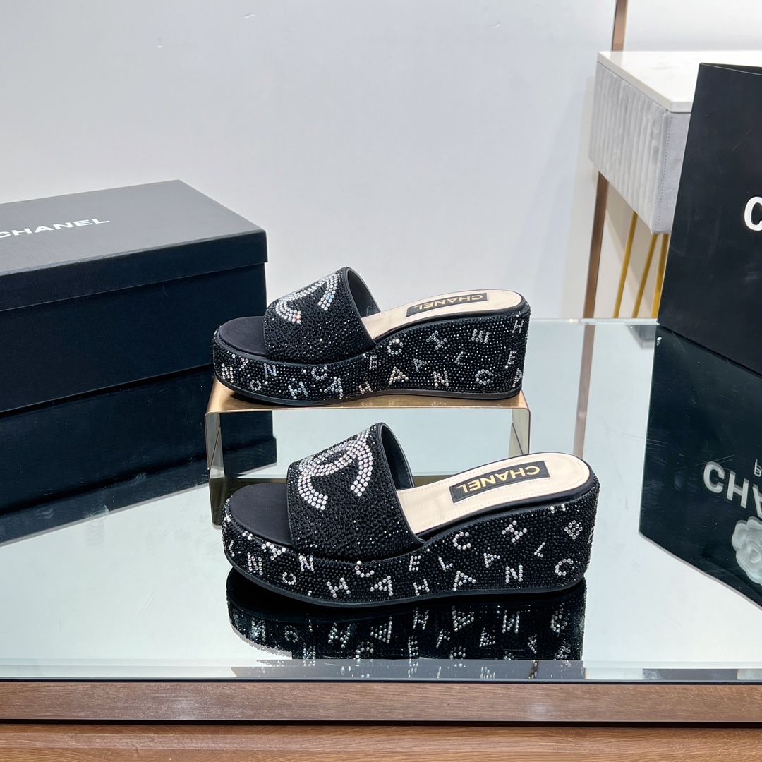 NO:129748,[Factory Out] 285 The real shot is so beautiful Chanel 2054 new tweed rhinestone thick-soled slippers heeled platform sandals and sandals. It's really beautiful!  Chanel is a summer color, a must-have fairy style. I like this pair of shoes so much. Chanel24 sponge cake cloth-based embroidered wedge slippers. Everyone must have a pair of them in summer. Each color is very white~ Make the skin look clearer. You can feel it when you wear these shoes. Classic large pair of C design. The feet feel soft and glutinous, and the 7 cm height is absolutely great. Don’t miss it!  size 35~39 (40/41 custom made, no return or replacement), slippers, chanel, chanel, sandals, slippers19860909【工厂出】285 实物拍摄太美啦Chanel2054新款呢子水钻厚底拖鞋坡跟防水台凉拖鞋、凉鞋 真的太美啦吧！ 香奈儿属于夏天的颜色 仙女必备爆款 太喜欢这双鞋了 Chanel24松糕布面刺绣坡跟拖鞋 夏天必须人手一双 每个色系都很显白～ 让皮肤看起来更加清透 穿上这双鞋就能感受到 经典大双C设计 脚感软糯糯,7公分增高绝绝子,千万不要错过哦！ size 35~39（40/41定做、不退不换）,拖鞋,chanel,chanel,sandals,slippers,Women's Shoes