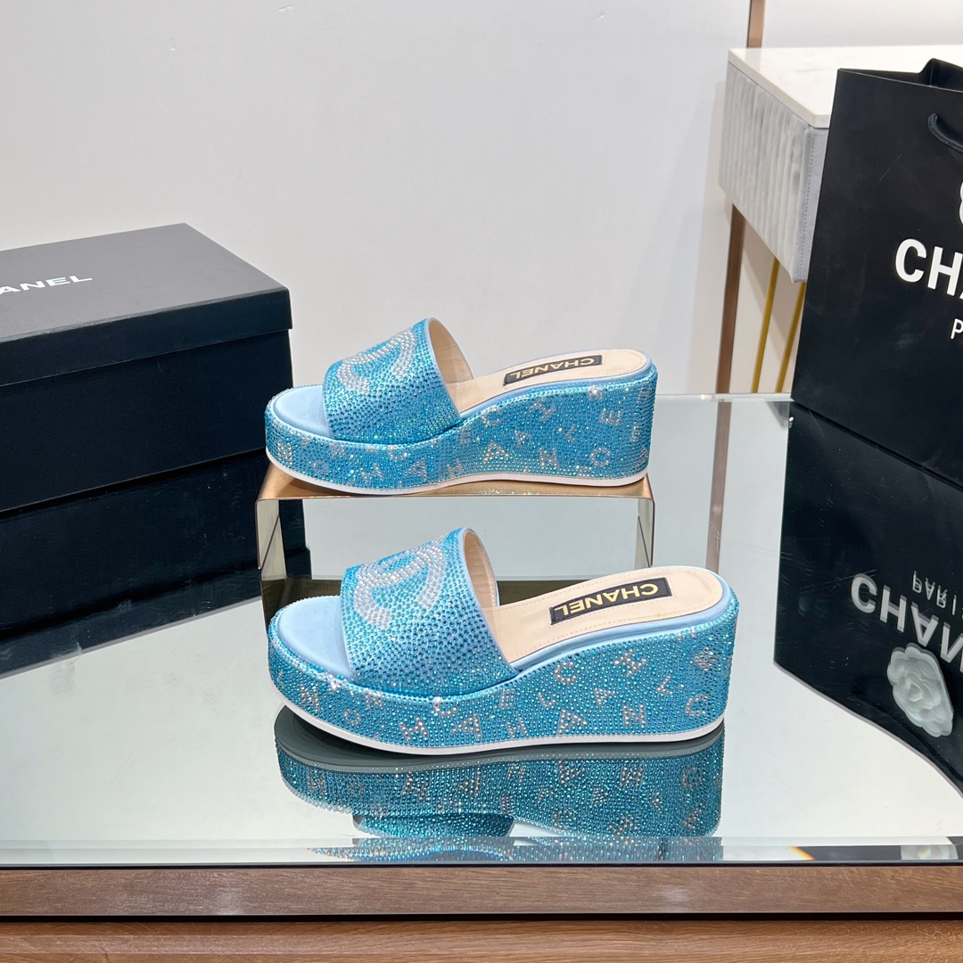 NO:129754,[Factory Out] The real shot is so beautiful Chanel 2054 new tweed rhinestone thick-soled slippers heeled platform sandals and sandals. It's really beautiful!  Chanel is a summer color, a must-have fairy style. I like this pair of shoes so much. Chanel24 sponge cake cloth-based embroidered wedge slippers. Everyone must have a pair of them in summer. Each color is very white~ Make the skin look clearer. You can feel it when you wear these shoes. Classic large pair of C design. The feet feel soft and glutinous, and the 7 cm height is absolutely great. Don’t miss it!  size 35~39 (40/41 custom made, no return or replacement), slippers, chanel, chanel, sandals, slippers19860909【工厂出】 实物拍摄太美啦Chanel2054新款呢子水钻厚底拖鞋坡跟防水台凉拖鞋、凉鞋 真的太美啦吧！ 香奈儿属于夏天的颜色 仙女必备爆款 太喜欢这双鞋了 Chanel24松糕布面刺绣坡跟拖鞋 夏天必须人手一双 每个色系都很显白～ 让皮肤看起来更加清透 穿上这双鞋就能感受到 经典大双C设计 脚感软糯糯,7公分增高绝绝子,千万不要错过哦！ size 35~39（40/41定做、不退不换）,拖鞋,chanel,chanel,sandals,slippers,Women's Shoes