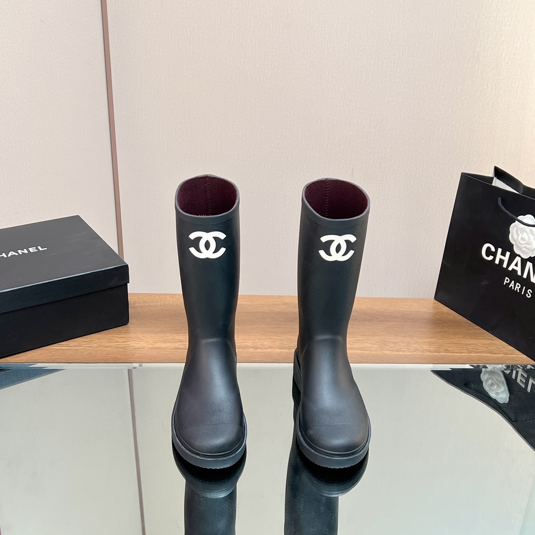 NO:647690,[Upgraded top version] High tube (seamless version) *|The most beautiful rain boots of the same style as Xiaoxiang and Yang Mi. This year's most popular Xiangnan rain boots, everyone has a pair. They are extremely breathable, extremely versatile, invincible and slimming. They are very high-end. You must buy them. The material is imported!  Double C micro logo, letter logo heel design style. Not the cheap plastic products on the market. Big round toe design!  It makes your feet slimmer and less picky ~ Super three-dimensional [Thick-soled design increases height by 3cm] The visual effect of modifying the calves is great ~ The upper foot feels like a coconut ~ Very versatile ~ Not only can be worn in rainy days ~ It is also very high-end for daily matching ~ It is very good for commuting and shopping all year round. Imported mercerized cotton insoles for foot support!  Sweat-absorbent, breathable and comfortable!  :35-39 (40, 41 are not returnable or exchangeable if customized), boots, boots, rain boots19860909【升级顶版】高筒（无缝版本） *|小香杨幂同款最美雨靴 今年最火爆的香奶奶雨靴 人手一双 透气无比 巨百搭 无敌显瘦 非常的高级 一定要入 材质采用进口材料！双C微标、字母logo鞋跟设计风格.不是市面那种低廉的塑胶制品.大圆头设计！显瘦不挑脚型～超有立体感【厚底设计增高3cm】修饰小腿视觉效果杠杠滴～上脚和椰子一样的踩感～非常百搭～不仅雨天能穿～日常搭配服饰都非常高级～一年四季通勤逛街都非常ok 垫脚进口丝光棉鞋垫！吸汗透气舒适！ :35-39（40、41订做不退换）,靴子,boots,rain boots,Women's Shoes