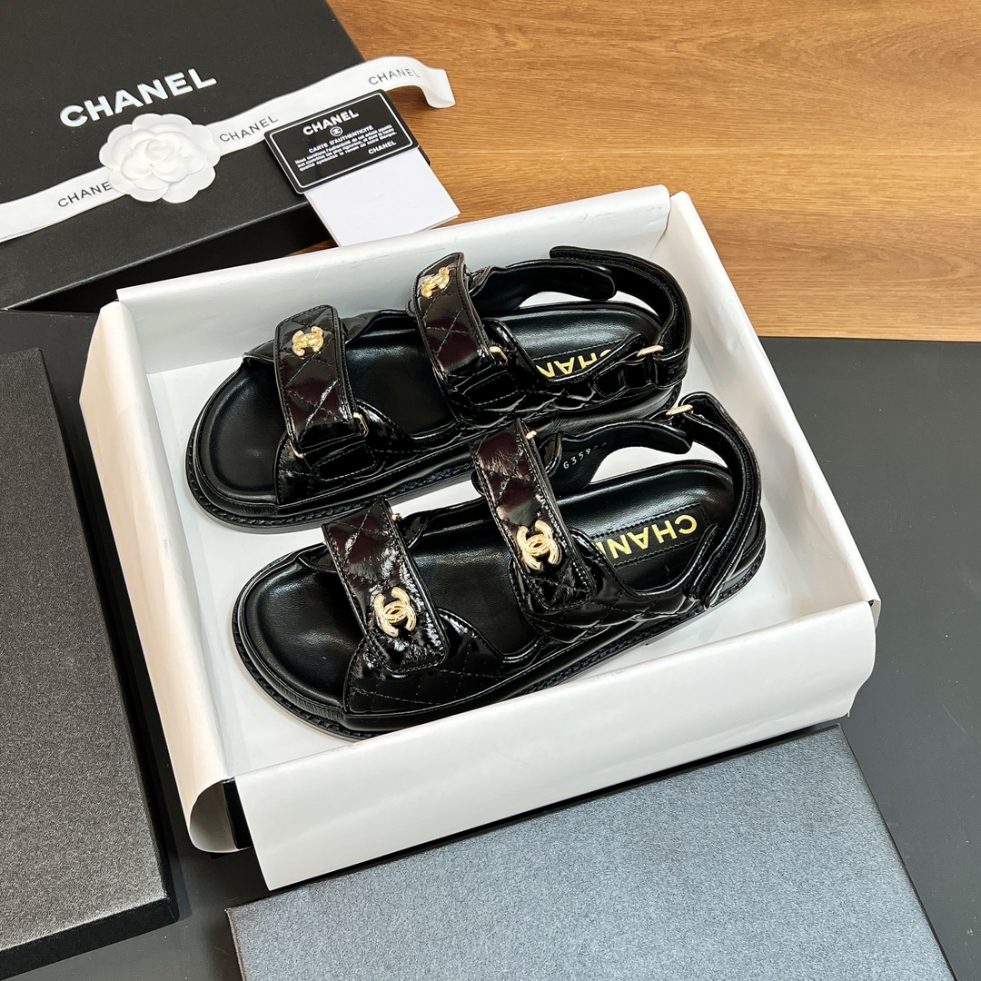 NO:386577,[High-up version] Ss Xiaoxiang CHANEL CHANEL counter mainly promotes Velcro beach sandals new color series, which is very beautiful!  Many celebrities are popular with each other, a versatile series that domestic and foreign bloggers have been popular. It is a must-have sandal for spring and summer wardrobe matching. The first choice for sandals. Velcro sandals that must be purchased this year are the simplest and most expensive versatile versatile artifact!  Super attractive!  The latest materials and design elements will be launched every quarter~ Velcro is easy to put on and take off at will, and the fabric is customized with original material upper, the texture is really good, and the foot binding feel is comfortable on the feet. The exquisite and fragrant logo hardware buckle is available in the mold!  Classic is not easy to get out of style!  Imported lambskin inside, thickened Italian leather sole!  size:35-39 (40, 41, 42 custom made without return) Give the latest counter and the latest exquisite packaging, slippers and sandals, chanel, chanel, sandals, slippers, sheepskin, Leather soles19860909【高版本】 ss 小香 CHANEL香奈儿专柜主推魔术贴沙滩凉鞋新色系列上新 美爆了！众多明星网红上脚,国内外博主刷爆的一个百搭系列,春夏衣橱搭配必备 凉鞋首选. 今年必须入手的魔术贴凉鞋,这款是最简单而且最贵的万能百搭神器！超级耐看哟！ 每一季度都会推出最新材质和设计元素～魔术贴轻松随意穿脱 面料订制原版材质鞋面,质感真的很好,上脚有舒适的裹脚感. 开模精致小香的logo五金扣！经典又不容易过时！ 内里进口小羊皮 加厚意大利真皮大底！ size:35-39（40,41,42订做不退换） 送最新专柜最新精美包装,拖鞋凉鞋,chanel,chanel,sandals,slippers,sheepskin,Leather soles,Women's Shoes