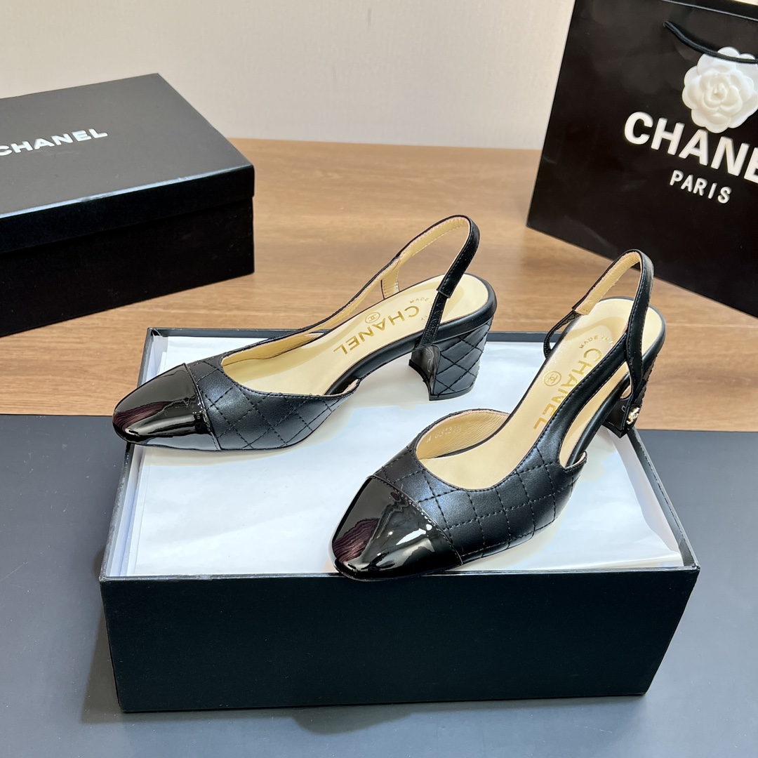 NO:258874,【Top version】 Xiaoxiang Slingback classic series spliced ​​thick heel sandals single shoes. Fashionable classic sandals that all stars like. Simple and elegant, retro and intellectual. This pair can decorate your wardrobe all year round. The original counter is purchased and opened with mold, and the details are magnified and compared at will. The original fabric is customized with footbed inside. Sheepskin. The original Italian leather soles. Size35~42 (34, 41, 42 customization, no return or exchange) Heel height is 2CM/6.5CM. The original counter top luxury full package, sandals, sandals, sheepskin, Leather soles19860909【顶级版本】 小香Slingback经典系列拼接粗跟凉鞋单鞋 全明星都喜欢的时尚经典凉鞋 简洁优雅、复古知性,这一双就能装扮一年四季你的衣橱 专柜原版购入开模,细节随意放大对比 面料原版定做材质 内里垫脚胎羊皮 大底原版意大利真皮大底 Size35～42（34、41、42定制不退换） 跟高2CM/6.5CM两个高度 原版专柜顶级豪华全套包装,凉鞋,sandals,sheepskin,Leather soles,Women's Shoes