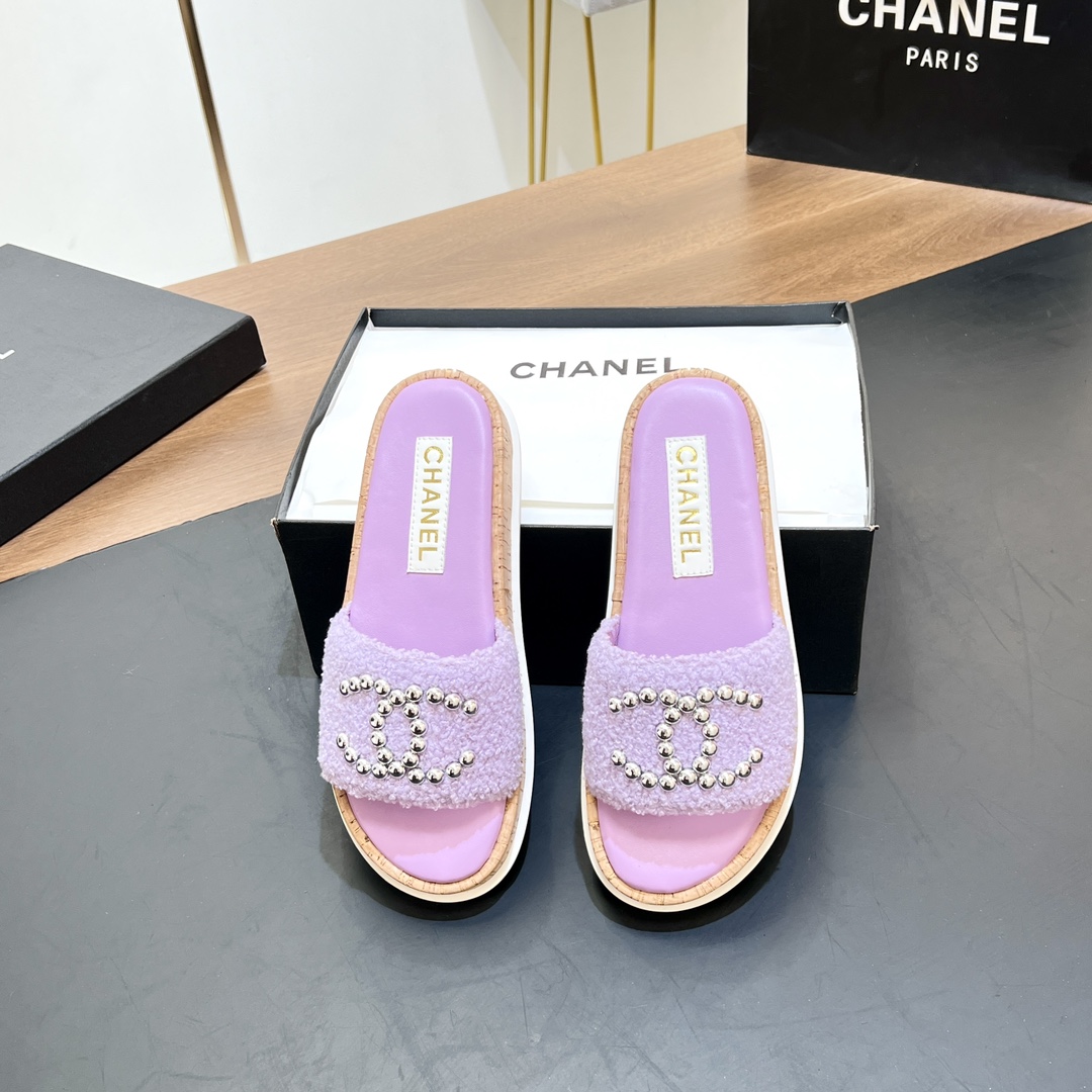 NO:129731,[Factory Out] Chanel new style. Zhuzhu LOGO slippers. A counter hit, Mier shoes that Xiangjia girls can't resist, just blindly put in the color, super soft lambskin does not have any scratching feet on the feet, and they have practicality and good looks. This season Mier drag is recommended, and this series is now available for sale!  !  Whoever wears a beautiful pair, any combination is amazing, beauty and comfort coexist, choose it~ The original custom fabric of the upper is beads LOGO, the inner mixed-bred sheepskin, the original open mold combination of the sole, the size 35-39 (customized by 40/41) The original counter packaging, slippers, chanel, chanel, chanel, slippers, sheepskin19860909【工厂出】 Chanel 香奈儿新款.珠珠LOGO拖鞋 专柜大爆款,香家女孩无法抗拒的蜜儿鞋,颜色盲入就好,超柔软小羊皮上脚不存在磨脚,实用性颜值都具备了,这季蜜儿拖推荐入,本系列现已登陆发售！！ 谁穿谁美的一双 任意搭配都很绝 美感与舒适度并存 就选它～ 鞋面原版定制面料珠珠LOGO 内里混种羊皮 大底原版开模组合大底 码数35-39（40/41定做） 专柜原版包装,拖鞋,chanel,chanel,chanel,slippers,sheepskin,Women's Shoes