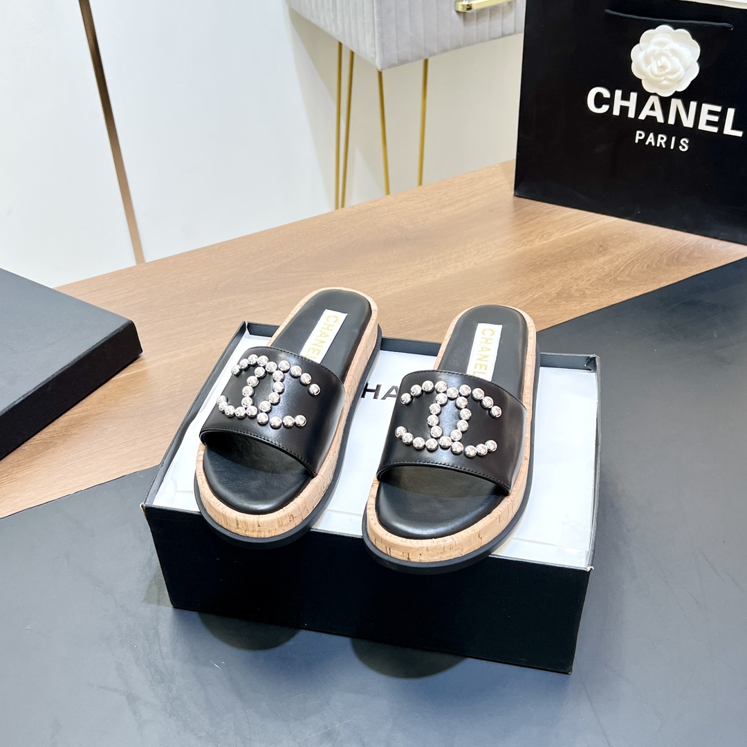 NO:129736,[Top version] Chanel new style. Zhuzhu LOGO slippers. A counter hit, a irresistible Mier shoes for the Xiang family girls. Just blindly use the color. Super soft lambskin does not have any scratching feet on the feet. It has practicality and good looks. This season Mier is recommended to be included. This series is now available for sale!  !  Whoever wears a beautiful pair, any combination is amazing, beauty and comfort coexist, choose it~ The original custom fabric of the upper is beads LOGO, the inner mixed-bred sheepskin, the original open mold combination of the sole, the size 35-39 (customized by 40/41) The original counter packaging, slippers, chanel, chanel, chanel, slippers, sheepskin19860909【顶级版本】 Chanel 香奈儿新款.珠珠LOGO拖鞋 专柜大爆款,香家女孩无法抗拒的蜜儿鞋,颜色盲入就好,超柔软小羊皮上脚不存在磨脚,实用性颜值都具备了,这季蜜儿拖推荐入,本系列现已登陆发售！！ 谁穿谁美的一双 任意搭配都很绝 美感与舒适度并存 就选它～ 鞋面原版定制面料珠珠LOGO 内里混种羊皮 大底原版开模组合大底 码数35-39（40/41定做） 专柜原版包装,拖鞋,chanel,chanel,chanel,slippers,sheepskin,Women's Shoes