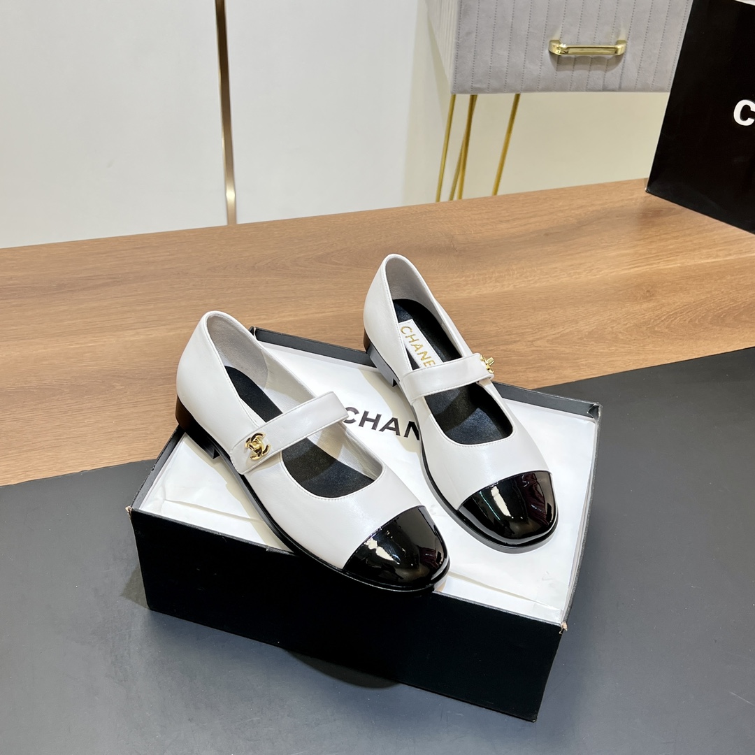 NO:232609,[Top version] This is a Chanel Mary Jane that is hard to refuse. The gentle little cute Mary Jane can't help but fall in love with. It is different from the usual styles. This one has two straps that make it look more retro and elegant and elegant. It is very elegant! The classic Mary Jane single shoe that never ends, looks good and comfortable coexist!  The girlish style and the upper double-strings are modified, which plays a role in wrapping and modifying the foot shape. It is very unique and is very good when paired with black silk and white socks. The schoolbag buckle and twist lock design, and the freedom to put on and take off add a sense of luxury!  The sweet girl's feet are good and effective!  Original custom crystal patent leather upper imported mixed-bred sheepskin outsole Italian A-grade leather outsole Size#35-39 (customized on 40/41), Mary Jane, chanel, mary jane, sheepskin, Leather soles, socks19860909【顶级版本】 这是一款很难让人拒绝的香奈儿玛丽珍温柔小可爱会情不自禁爱上的MaryJane跟平时常见的款式不太一样这款有两条带更显复古和优雅穿起来很有气质! 永不落幕的经典玛丽珍单鞋款,颜值与舒适并存！少女感满满的款式加上鞋面双带修饰,对脚型起到包裹修饰的作用,很独特,搭配黑丝、白袜子都很绝.书包扣扭锁设计、穿脱自如又增加了高级感！甜美少女系上脚效果好看到爆！ 鞋面原版定制水晶漆皮 内里进口混种羊皮 大底意大利A级真皮大底 Size#35-39（40/41定制）,玛丽珍,chanel,mary jane,sheepskin,Leather soles,socks,Women's Shoes