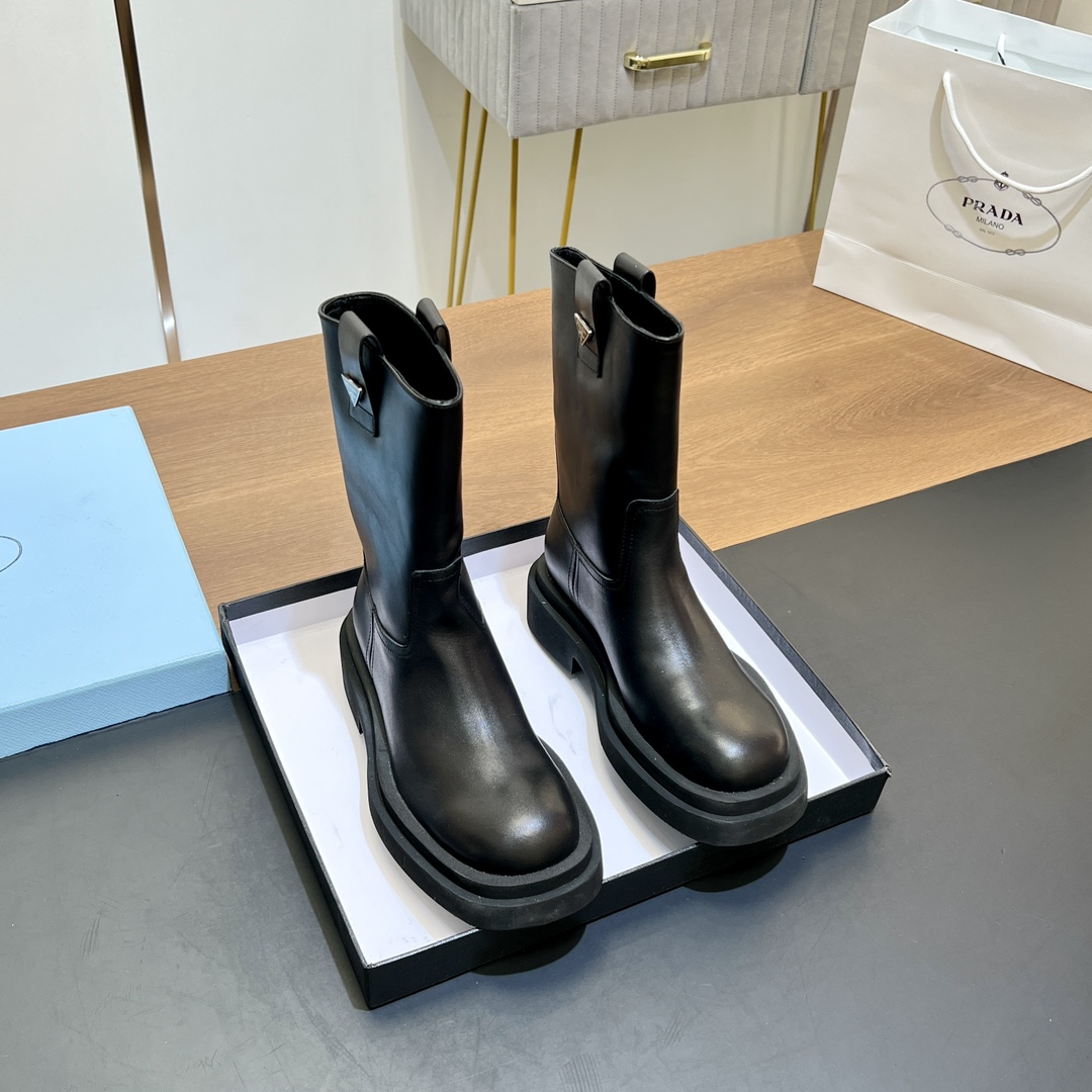 Prada Bottes Martin Bottes Courtes Cuir de veau vache Caoutchouc Peau mouton