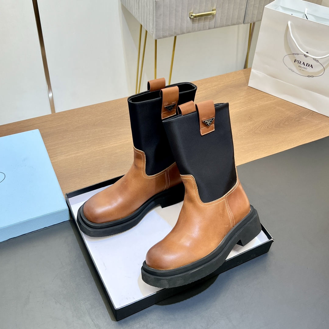 Prada Bottes Martin Bottes Courtes Cuir de veau vache Caoutchouc Peau mouton