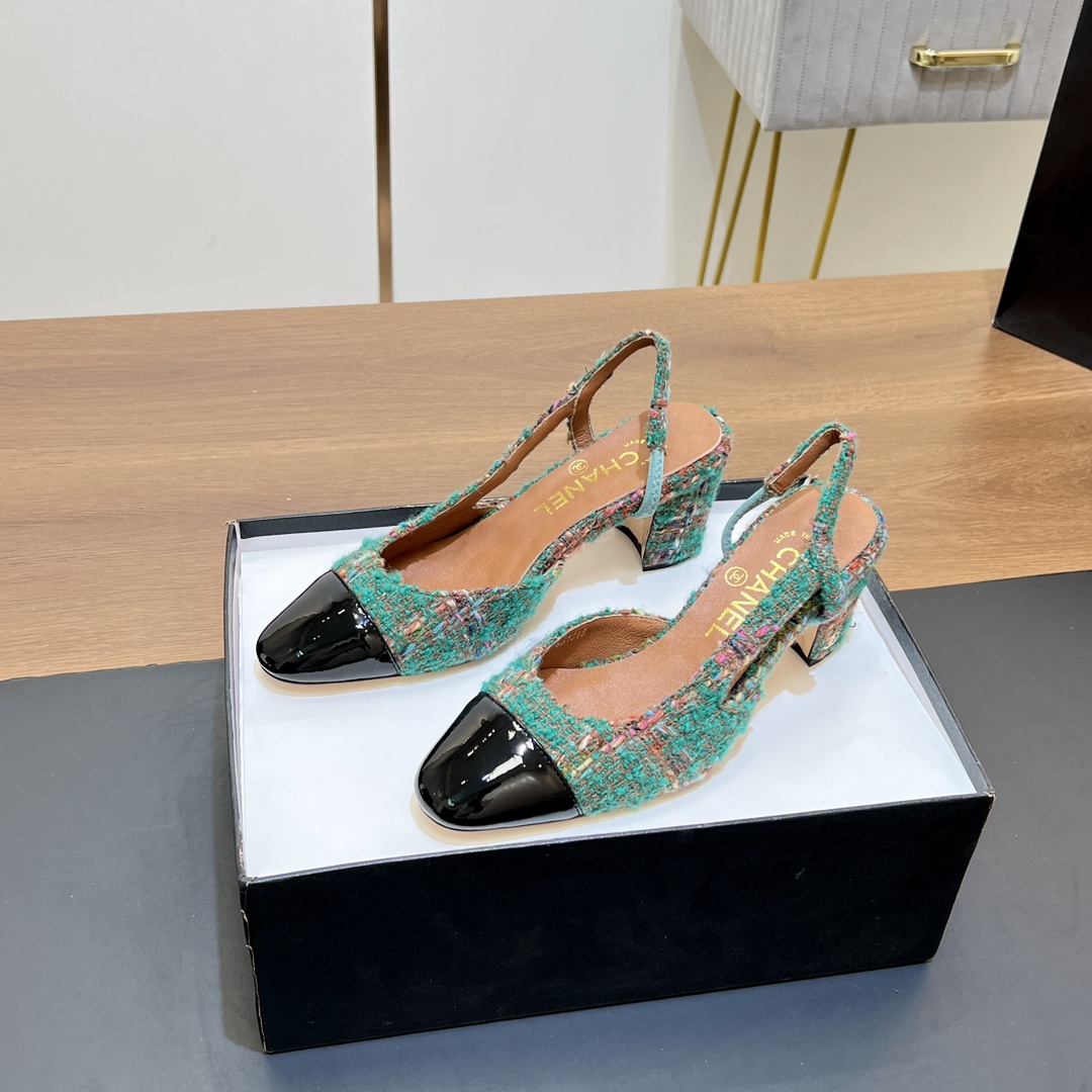 NO:258892,【High version】 Xiaoxiang Slingback classic series spliced ​​thick heel sandals single shoes. Fashionable classic sandals that all stars like. Simple and elegant, retro and intellectual. This pair can decorate your wardrobe all year round. The original counter is purchased and opened with mold, and the details are magnified and compared at will. Material is customized with original material. Inner footbed sheepskin. Outsole original Italian leather soles. Size35~42 (41 and 42 customizations are not returned or exchanged) (can be customized with 9cm heel height 20) The original counter top luxury full package, sandals, sandals, sheepskin, Leather soles19860909【高版本】 小香Slingback经典系列拼接粗跟凉鞋单鞋 全明星都喜欢的时尚经典凉鞋 简洁优雅、复古知性,这一双就能装扮一年四季你的衣橱 专柜原版购入开模,细节随意放大对比 材质原版定制材质 内里垫脚胎羊皮 大底原版意大利真皮大底 Size35～42（41、42定制不退换）（可定9cm跟高20） 原版专柜顶级豪华全套包装,凉鞋,sandals,sheepskin,Leather soles,Women's Shoes