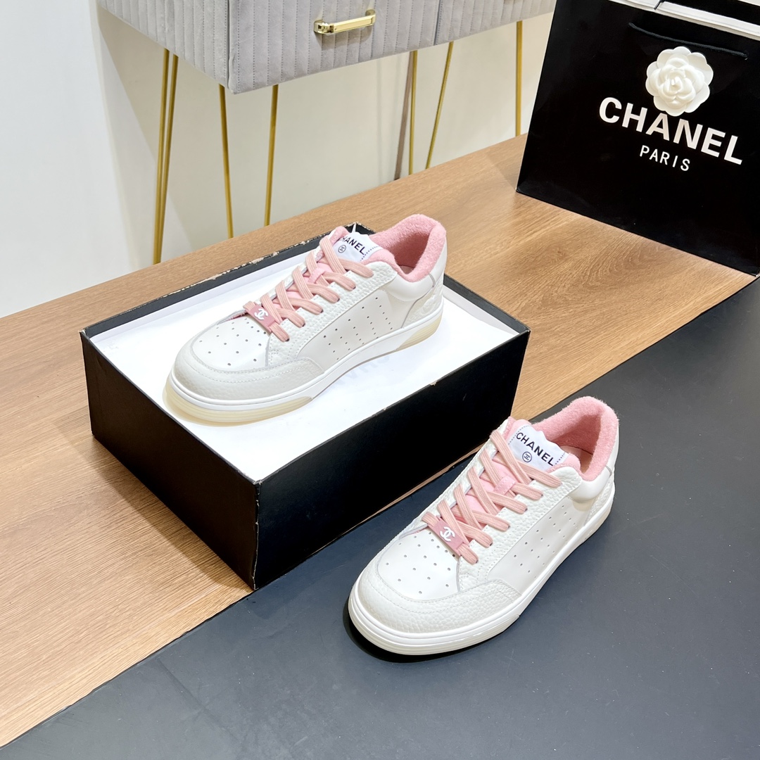 NO:239740,【Top version】Play volume, classic hot selling style, Xiaoxiang classic ballet shoes, flat color-blocked single shoes. Sling-back was released in 1957, and then two-tone design became the classic work of Chane! The two-color design is simple and exquisite, elegant and elegant, visually elongating the leg lines, the color of the toe creates a color difference, the rear lace-up design is simple and elegant, a pair of classic styles that can be worn for a hundred years, worth entering!! Imported sheepskin upper, imported soft sheepskin inner lining, heel height 2Cm sole, Italian leather outsole, size 35-39 (34, 40, 41 customization, no return and exchange) The counter is exquisitely packaged, casual shoes/sports shoes, chanel, sneakers, sheepskin, Leather soles19860909【顶级版本】跑量 经典热卖款 小香经典款芭蕾舞鞋平底拼色单鞋 Sling-back于1957年问世,之后two-tone设计成为chane*经典之作! 双色设计简约精美,大方气质,从视觉上拉长腿部线条,鞋头颜色产生了色差感,后系带设计简洁优雅,一双能穿百年的经典款,值得一入!! 鞋面进口羊皮 内里进口软性羊皮内里 跟高2Cm 鞋底意大利真皮大底 码数35-39（34、40、41定制不退换） 专柜全套精美包装,休闲鞋/运动鞋,chanel,sneakers,sheepskin,Leather soles,Women's Shoes