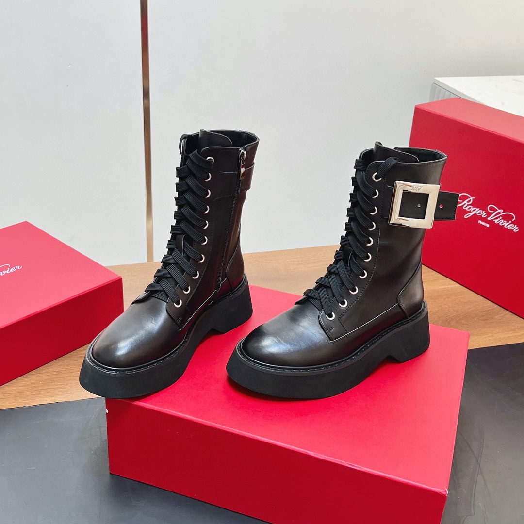 NO:564803,[R V New Style] Roger Vivier Autumn and Winter New Diamond Buckle Cowhide Side Zipper Martin Boots New Viv Run Series Square Diamond Chelsea Platform Boots Top New This popular RV diamond buckle boots in the fashion circle have been planted countless times on Weibo and Xiaohongshu ins!  Driven by celebrities such as Reba and Ouyang Nana, they are now extremely popular. Compared with ordinary Chelsea boots, they are more fashionable and show more temperament!  Personally, I think the one with diamonds is more girly, but it’s both salty and sweet!  Cool and beautiful, don’t worry about matching!  A pair of platform boots with high-end temperament!  5.5CM platform sole, upper with imported calfskin open edge beads, inner sheepskin outsole, original molded foam anti-slip outsole, Size 35-39 (34 to 40 customized, non-returnable), boots, roger vivor, boots, cowhide, sheepskin19860909【R V新款】 Roger Vivier 秋冬新款 钻扣牛皮 侧拉链 马丁靴 新款viv run系列方钻切尔西松糕底靴顶级上新 这款火爆时尚圈的RV钻扣靴 微博 小红书 ins 被种草无数！ 热巴 欧阳娜娜等一众明星的带动下 现在也是火的不得了比起普通的切尔西靴子 更时髦 更显气质！ 个人认为带钻的,更少女一些,总之可盐可甜！又酷又美 搭配不用愁！气质高级的一款松糕厚底靴,！5.5CM松糕底 鞋面进口小牛皮开边珠 内里羊皮 大底原版开模发泡防滑大底 Size35-39（34 40订做不退换）,靴子,roger vivier,boots,cowhide,sheepskin,Women's Shoes