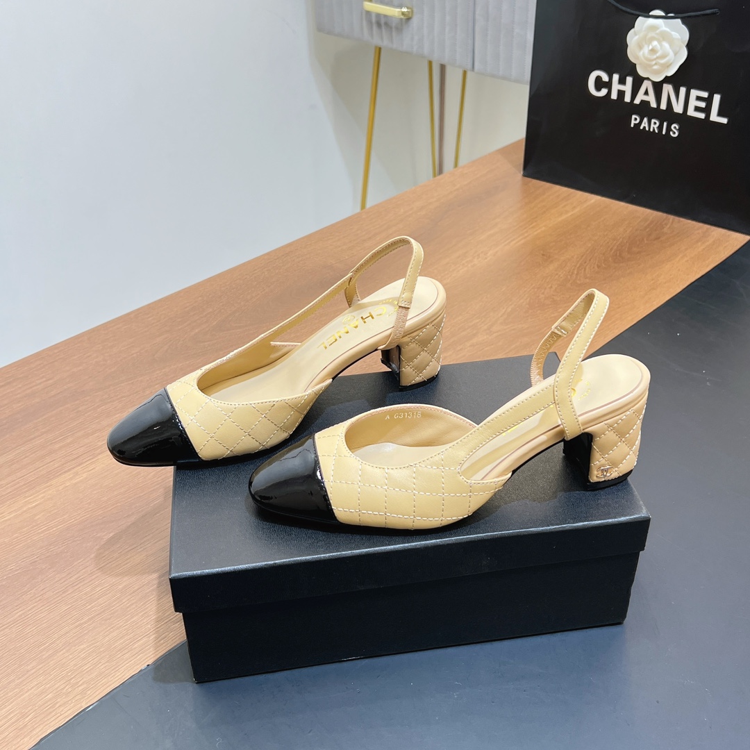 NO:258859,【Top version】 Xiaoxiang Slingback classic series spliced ​​thick heel sandals single shoes. Fashionable classic sandals that all stars like. Simple and elegant, retro and intellectual. This pair can decorate your wardrobe all year round. The original counter is purchased and opened with mold, and the details are magnified and compared at will. Material is original customized cowhide. Inner footbed sheepskin. Outsole original Italian leather outsole. Size35~42 (34, 41, 42 custom-made, no return or exchange) Heel height is 2.5CM (can be made of 6.5cm, 9cm) The original counter top luxury full package, sandals, sandals, cowhide, sheepskin, Leather soles19860909【顶级版本】 小香Slingback经典系列拼接粗跟凉鞋单鞋 全明星都喜欢的时尚经典凉鞋 简洁优雅、复古知性,这一双就能装扮一年四季你的衣橱 专柜原版购入开模,细节随意放大对比 材质原版定制牛皮 内里垫脚胎羊皮 大底原版意大利真皮大底 Size35～42（34、41、42定制不退换） 跟高2.5CM（可以做6.5cm,9cm） 原版专柜顶级豪华全套包装,凉鞋,sandals,cowhide,sheepskin,Leather soles,Women's Shoes