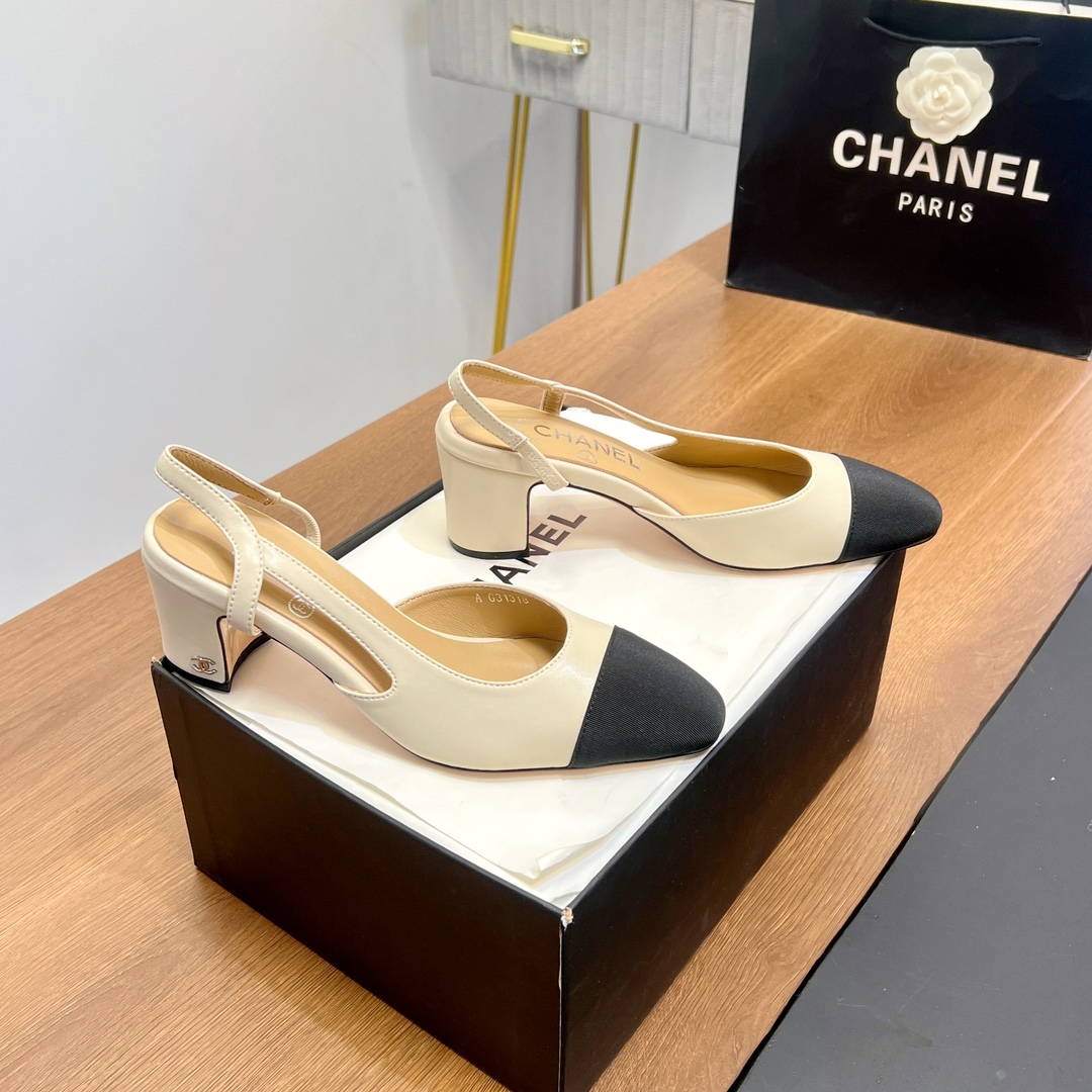 NO:258904,【Top version】 Xiaoxiang Slingback classic series spliced ​​thick heel sandals single shoes. Fashionable classic sandals that all stars like. Simple and elegant, retro and intellectual. This pair can decorate your wardrobe all year round. The original counter is purchased and opened with mold, and the details are magnified and compared at will. Material upper mixed-bred sheepskin   grosgrain. Outsole original Italian leather outsole. Heel height 6.5CM/2CM (can be customized for 9CM heel height 50) Size35～42 (34, 41, 42 customization, no return or exchange) The original counter top luxury full package, sandals, sandals, sheepskin, Leather soles19860909【顶级版本】 小香Slingback经典系列拼接粗跟凉鞋单鞋 全明星都喜欢的时尚经典凉鞋 简洁优雅、复古知性,这一双就能装扮一年四季你的衣橱 专柜原版购入开模,细节随意放大对比 材质鞋面混种羊皮 罗缎 大底原版意大利真皮大底 跟高6.5CM/2CM （可定9CM跟高50） Size35～42（34、41、42定制不退换） 原版专柜顶级豪华全套包装,凉鞋,sandals,sheepskin,Leather soles,Women's Shoes