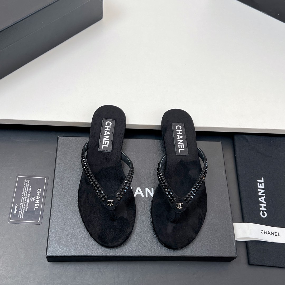NO:232594,【】 Higher version!  2025 Spring and Summer New CHANEL Pearl Rhinestone Slippers Xiaoxiang Fengxiang Grandma Clip-toe Slippers Flip Flops Determine the details of my home (the counter is developed according to the genuine 11 product, the details are perfect, more exquisite and durable, the foot is very pedicure-like, the key is very easy to control) Velvet upper, inner sheepskin sole Italian leather outsole Size 35-39 (40, 41, 42 custom made without return and exchange) With genuine packaging for counter, split-toe shoes, chanel, chanel, slippers, sheepskin, Leather soles19860909【】 高版本！2025春夏新款CHANEL 香奈儿 珍珠水钻拖鞋小香风香奶奶夹趾拖鞋人字拖 认准我家细节实力拍（专柜买版按正品11开发做货, 细节完美 更加精致耐看 上脚非常修脚型 重点是很好非常好驾驭） 鞋面丝绒 内里羊皮 鞋底意大利真皮大底 码数35-39（40、41、42定做不退换） 配专柜正品包装,分趾鞋,chanel,chanel,slippers,sheepskin,Leather soles,Women's Shoes