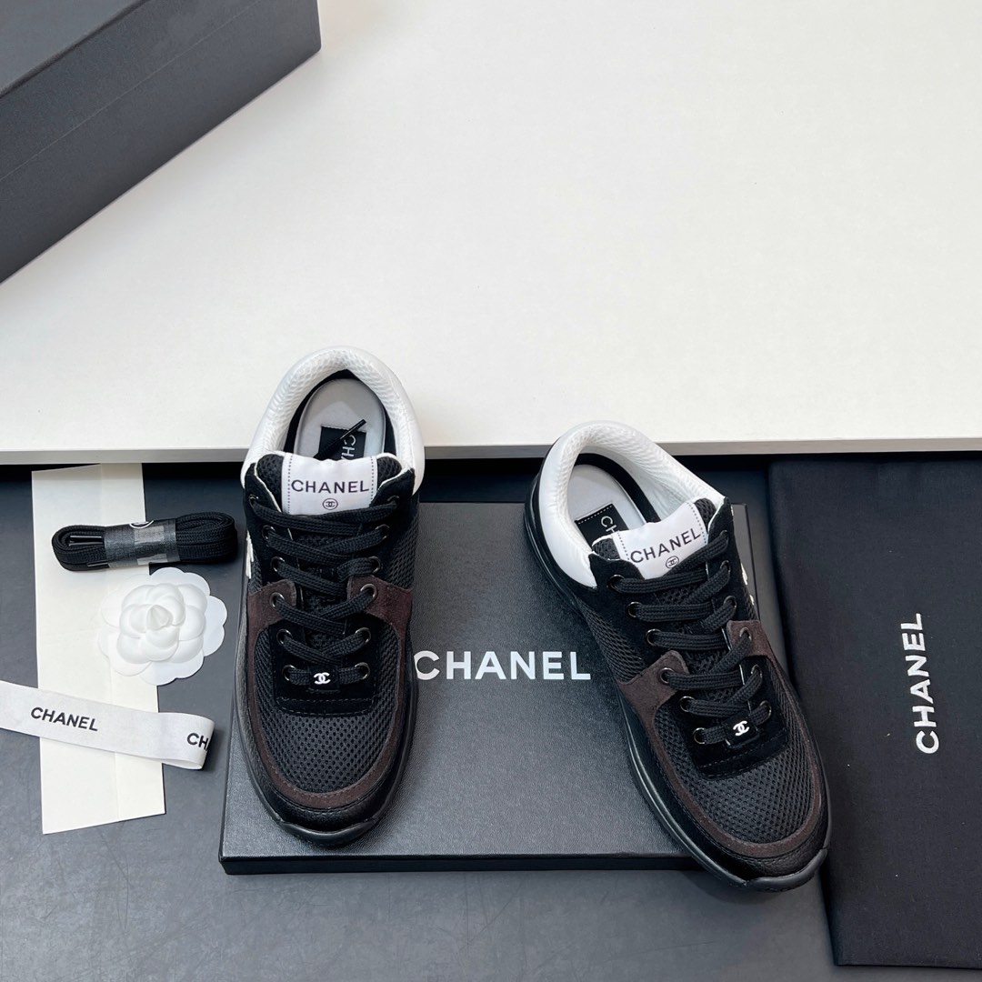 NO:747465,[Couple model] (no bargaining for running volume) CHANE*｜Xiaoxiang’s classic 3M reflective casual couple sneakers. Xianglai’s sneakers have always been attractive, but this model has recently hit all kinds of social platforms. Just search it. Although it is revised and extended every year, the surprises are never less~ This shoe is all original and 1:1 customized from leather to fabric.  The original TPU outsole is very soft~ It has great grip and you are not afraid of getting tired when you run wild. The details are not lacking in the sophistication that luxury goods should have. You can just put it in with your eyes closed. Size35-45, casual shoes/sports shoes, chanel, sneakers, cowhide19860909【情侣款】（跑量不议价） CHANE*｜小香经典款3M反光休闲情侣运动鞋 香奶奶家运动鞋向来不缺吸引力 但这款最近刷爆各种社交平台 随便一搜都是 虽说每年都会改版延伸 但惊喜感从来没少～ 这款鞋从皮料到布料全部原版1:1定制 鞋面原版定制网布荔枝纹牛皮牛反绒 内里加密加厚网纱 透气性都极佳 TPU原版大底 柔软度特别好哦～ 抓地力非常 暴走也不怕累啦 细微之处丝毫不缺大奢该有的精致 闭眼入即可 Size35-45,休闲鞋/运动鞋,chanel,sneakers,cowhide,Women's Shoes