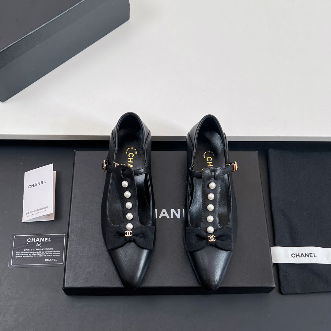 NO:129766,[Top version].2025 early spring new CHANEL Chanel small fragrant pearl bow mid-heel Mary Jane single shoes. Grandma Xiang’s usual elegant socialite temperament is full of high-end feeling!  It’s very nice to wear barefoot or paired with skirts or trousers, it’s very versatile!  Invincible beauty!  Special fairy, I know my home's details and strengths (the counter is developed and made according to the genuine 11 product, the details are perfect, more exquisite and durable, the foot is very pedicure-like, the key is that it is very easy to control) Original custom cowhide inner sheepskin, outsole Italian leather outsole Size 35-39 (customized for 40 and 41, no return and exchange) With genuine packaging for counter, single shoes, chanel, chanel, mary jane, skirts, cowhide, sheepskin, Leather soles19860909【顶级版本】 .2025早春新款CHANEL 香奈儿小香风珍珠蝴蝶结中跟玛丽珍单鞋 香奶奶家一贯的优雅名媛气质 高级感十足！上脚非常nice～不管光脚穿或搭配裙装、裤装、都非常百搭！无敌美！特别仙 认准我家细节实力拍（专柜买版按正品11开发做货, 细节完美 更加精致耐看 上脚非常修脚型 重点是很好非常好驾驭） 面料原版定制牛皮 内里羊皮 大底意大利真皮大底 尺码35-39（40、41定做、不退换） 配专柜正品包装,单鞋,chanel,chanel,mary jane,skirts,cowhide,sheepskin,Leather soles,Women's Shoes