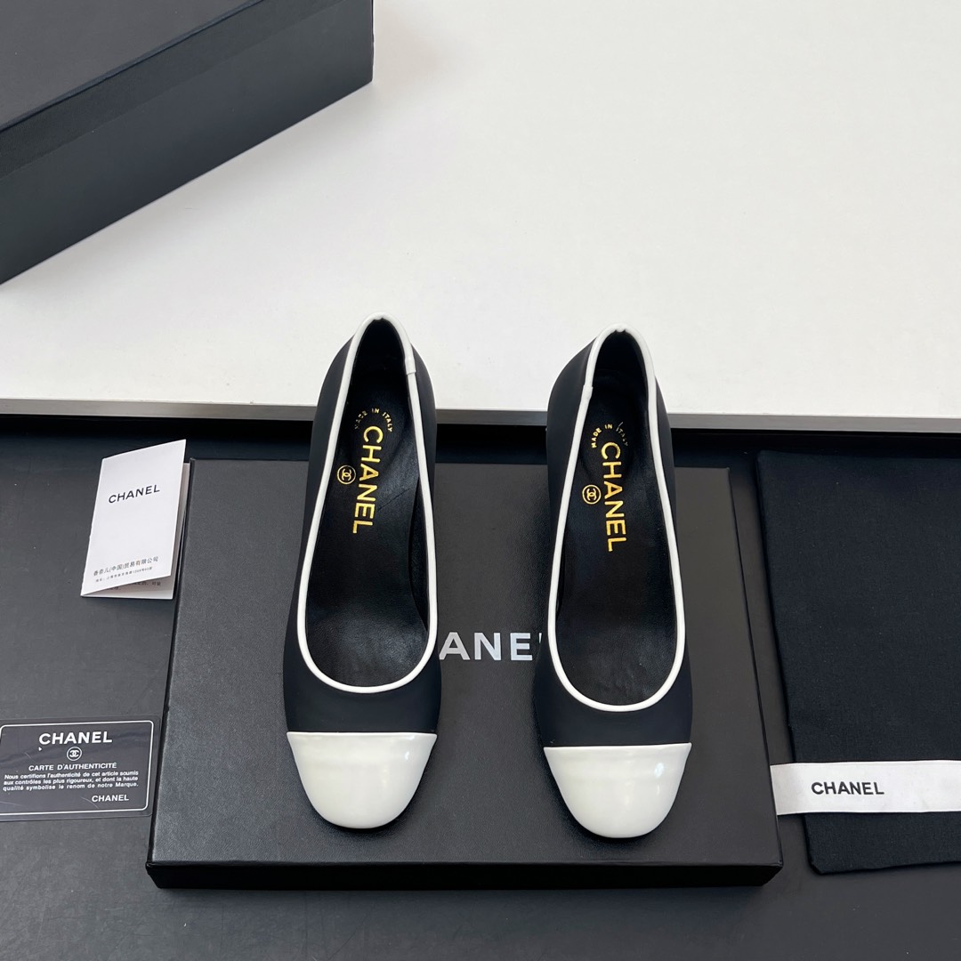 NO:129772,[Top version].2025 early spring new CHANEL Chanel small fragrant chain high heel shoes. Grandma Xiang’s usual elegant and famous temperament is full of high-end feeling!  It’s very nice to wear barefoot or paired with skirts or trousers, it’s very versatile!  Invincible beauty!  Special fairy, I know my home's details and strengths (the counter buys the version based on the genuine 11, the details are perfect, more exquisite and durable, the foot is very pedicure-like, the key is very good and easy to control) Original custom cowhide inner sheepskin, outsole Italian leather outsole Size 35-39 (customized for 40 and 41, no return and exchange) With genuine packaging for counter, single shoes, chanel, chanel, skirts, cowhide, sheepskin, Leather soles19860909【顶级版本】 .2025早春新款CHANEL 香奈儿小香风链条高跟单鞋 香奶奶家一贯的优雅名媛气质 高级感十足！上脚非常nice～不管光脚穿或搭配裙装、裤装、都非常百搭！无敌美！特别仙 认准我家细节实力拍（专柜买版按正品11开发做货, 细节完美 更加精致耐看 上脚非常修脚型 重点是很好非常好驾驭） 面料原版定制牛皮 内里羊皮 大底意大利真皮大底 尺码35-39（40、41定做、不退换） 配专柜正品包装,单鞋,chanel,chanel,skirts,cowhide,sheepskin,Leather soles,Women's Shoes
