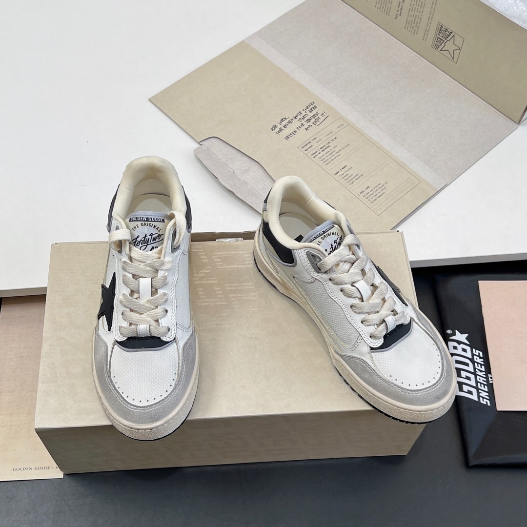 NO:273122,[Top version] Couple model GGDB latest Forty2 series Thick sole, old, stars, small dirty shoes, casual, sports shoes, original purchase and development, making products This Forty2 sports shoes show the evergreen charm of the 1990s. The thick low-top silhouette and sporty style design evoke a legendary journey, celebrating the indomitable spirit of the eternal dreamer. It adopts a unique hand-made structure and micro-hole inserts, with TPU stars and cowhide inserts on the back, as well as cowhide heel labels and other details with 3D texture effect. Original custom-made top layer cowhide leather. Customized imported breathable net in the inner. Original open mold TPU (light and comfortable) (be careful not to compare the price with the market's ordinary rubber sole) The bottom thickness increases by 4.5CM Size: Women's size 34-40 (34 sizes, women's 40 are customized for no return or exchange)  Male size 39-44 (Male 38, Male 45 customized without return or exchange), Sneakers, cowhide19860909【顶级版本】 情侣款 GGDB最新 Forty2系列 厚底 做旧 星星 小脏鞋 休闲 运动鞋 原版购入开发 做货 这款Forty2 运动鞋展现了 1990年代的常青魅力 厚实的低帮廓形和运动风设计唤起了一段传奇之旅,颂扬永恒梦想家不屈不挠的精神 采用独特的手工结构和微孔嵌件,背面饰有TPU 星星和牛皮嵌件,以及牛皮后跟标签等具有3D纹理效果的细节 面料原版定制头层牛皮 内里定制进口透气网里 鞋底原版开模TPU（轻便舒适）（注意不要拿市场普通橡胶底来比价） 底厚增高4.5CM Size: 女码34-40（34码、女40订做不退换）  男码39-44（男38、男45订做不退换）,,sneakers,cowhide,Men's shoes