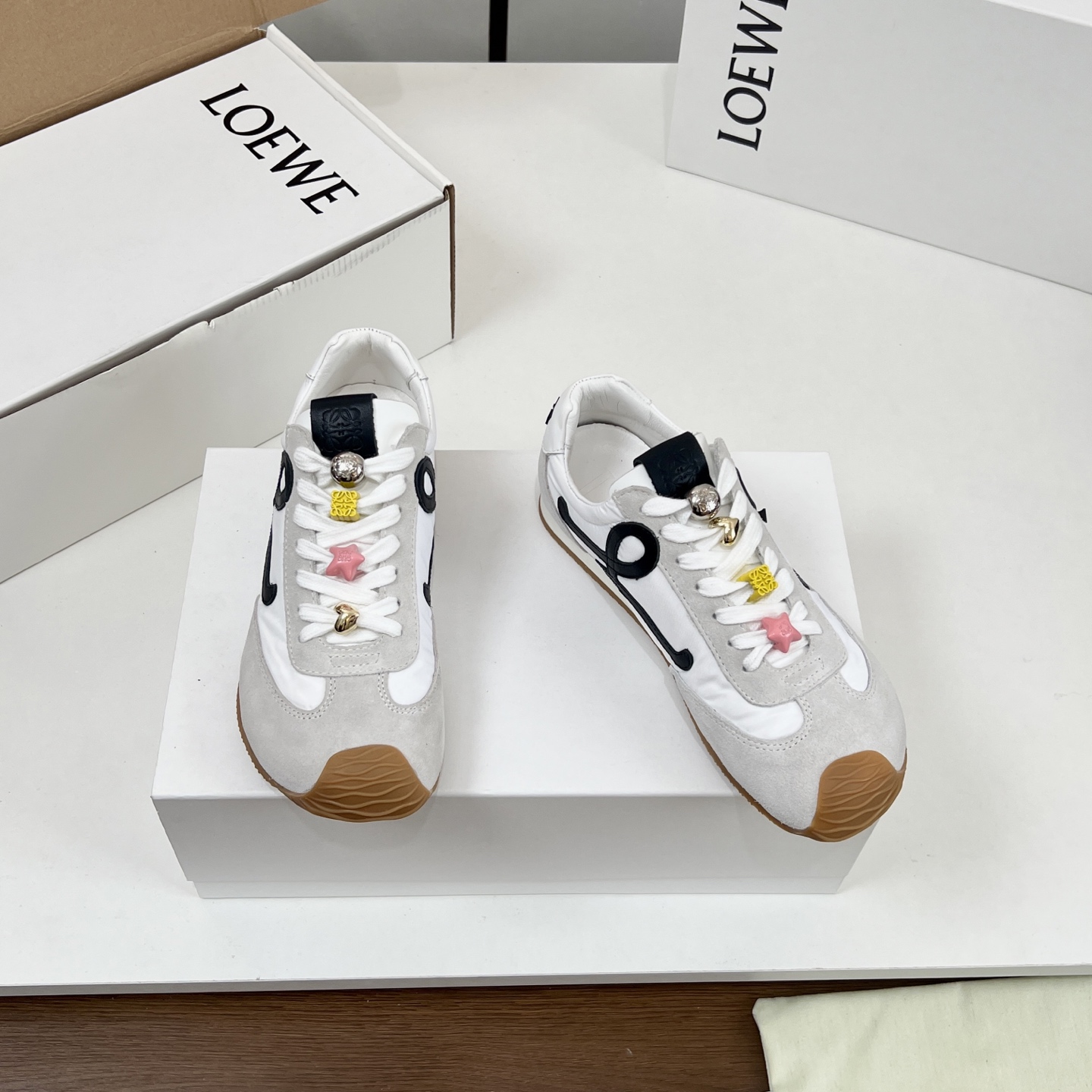 NO:164744,[High-up version - with airplane box] Women's men's size 10 hit Loewe2025 Yaoyiwei Ballet Runner series ballet sneakers!  !  Luo Yiwei | ballet runner upgrade 2.0 wide asymmetric toe ~ ugly cute ~ suitable for all foot types... invincible and comfortable ~ great and easy to wear ~ can be easily controlled all year round!  !  Stick to the original 1:1 model opening top replica!  The whole last is perfect and has a very good foot shape to modify!  Give you a genuine foot feel!  The first choice for high-end customers to purchase [Material] Exclusive original upper 1:1 custom imported timber 1:1 cattle velvet ten calfskin 10 imported windbreaker cloth spliced, exclusive 1:1 mold opening insole Pu mold ten cowhide feet Outsole Exclusive 1:1 mold opening TPU sole [Size] Women's model 35-40 Men's model 40-44 [Packaging] Configuration of the original aircraft box full set of packaging, casual shoes/sports shoes, loewe, loewe, sneakers, cowhide19860909【高版本-配飞机盒】女 男码10 爆款 Loewe2025要意威 Ballet Runner 系列芭蕾运动鞋！！罗意威 |ballet runner升级 2.0宽宽的不对称鞋头～丑萌丑萌～适合所有脚型...无敌舒服~巨巨巨好穿～一年四季都可轻松驾驭！！坚持原版1:1开模顶级复刻！整个楦型非常完美、很好的修饰脚型！带给您正品级脚感！供高端客户代购首选【材质】 鞋面独家原版1:1定制进口胎牛绒十小牛皮十进口风衣布 拼接而成 内里独家1:1开模鞋垫 Pu模具十牛皮脚 大底独家1:1开模TPU大底【码数】女款35-40 男款40-44【包装】配置原版飞机盒全套包装,休闲鞋/运动鞋,loewe,loewe,sneakers,cowhide,Women's Shoes