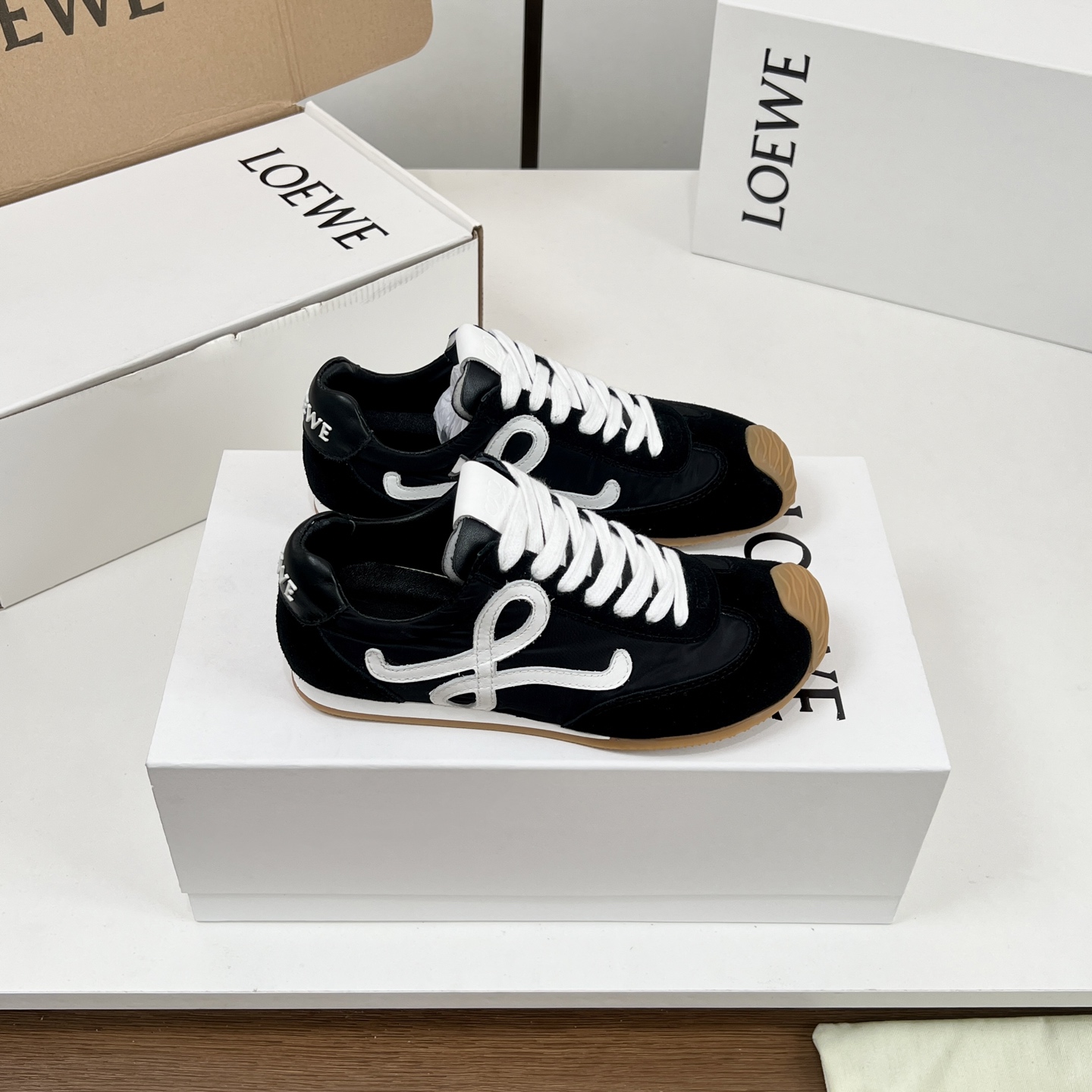 NO:164740,[High-up version - with airplane box] Women's men's size 10 hit Loewe2025 Yaoyiwei Ballet Runner series ballet sneakers!  !  Luo Yiwei | ballet runner upgrade 2.0 wide asymmetric toe ~ ugly cute ~ suitable for all foot types... invincible and comfortable ~ great and easy to wear ~ can be easily controlled all year round!  !  Stick to the original 1:1 model opening top replica!  The whole last is perfect and has a very good foot shape to modify!  Give you a genuine foot feel!  The first choice for high-end customers to purchase [Material] Exclusive original upper 1:1 custom imported timber 1:1 cattle velvet ten calfskin 10 imported windbreaker cloth spliced, exclusive 1:1 mold opening insole Pu mold ten cowhide feet Outsole Exclusive 1:1 mold opening TPU sole [Size] Women's model 35-40 Men's model 40-44 [Packaging] Configuration of the original aircraft box full set of packaging, casual shoes/sports shoes, loewe, loewe, sneakers, cowhide19860909【高版本-配飞机盒】女 男码10 爆款 Loewe2025要意威 Ballet Runner 系列芭蕾运动鞋！！罗意威 |ballet runner升级 2.0宽宽的不对称鞋头～丑萌丑萌～适合所有脚型...无敌舒服~巨巨巨好穿～一年四季都可轻松驾驭！！坚持原版1:1开模顶级复刻！整个楦型非常完美、很好的修饰脚型！带给您正品级脚感！供高端客户代购首选【材质】 鞋面独家原版1:1定制进口胎牛绒十小牛皮十进口风衣布 拼接而成 内里独家1:1开模鞋垫 Pu模具十牛皮脚 大底独家1:1开模TPU大底【码数】女款35-40 男款40-44【包装】配置原版飞机盒全套包装,休闲鞋/运动鞋,loewe,loewe,sneakers,cowhide,Women's Shoes