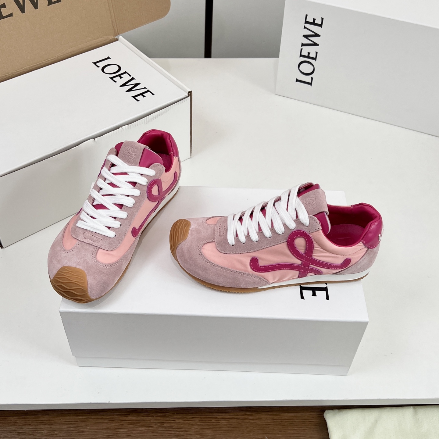 NO:164752,[High-up version - with airplane box] Women's hot-selling Loewe2025 Yaoyiwei Ballet Runner series ballet sneakers!  !  Luo Yiwei | ballet runner upgrade 2.0 wide asymmetric toe ~ ugly cute ~ suitable for all foot types... invincible and comfortable ~ great and easy to wear ~ can be easily controlled all year round!  !  Stick to the original 1:1 model opening top replica!  The whole last is perfect and has a very good foot shape to modify!  Give you a genuine foot feel!  The first choice for high-end customers to purchase [Material] Exclusive original version of the upper 1:1 custom imported timber 1:1 cattle velvet ten calfskin 10 imported windbreaker cloth spliced, exclusive 1:1 mold opening insole Pu mold ten cowhide feet Outsole Exclusive 1:1 mold opening TPU sole [Size] Women's model 35-40 [Packaging] Configuration of the original aircraft box full set of packaging, casual shoes/sports shoes, loewe, loewe, sneakers, cowhide19860909【高版本-配飞机盒】女  爆款 Loewe2025要意威 Ballet Runner 系列芭蕾运动鞋！！罗意威 |ballet runner升级 2.0宽宽的不对称鞋头～丑萌丑萌～适合所有脚型...无敌舒服~巨巨巨好穿～一年四季都可轻松驾驭！！坚持原版1:1开模顶级复刻！整个楦型非常完美、很好的修饰脚型！带给您正品级脚感！供高端客户代购首选【材质】 鞋面独家原版1:1定制进口胎牛绒十小牛皮十进口风衣布 拼接而成 内里独家1:1开模鞋垫 Pu模具十牛皮脚 大底独家1:1开模TPU大底【码数】女款35-40【包装】配置原版飞机盒全套包装,休闲鞋/运动鞋,loewe,loewe,sneakers,cowhide,Women's Shoes