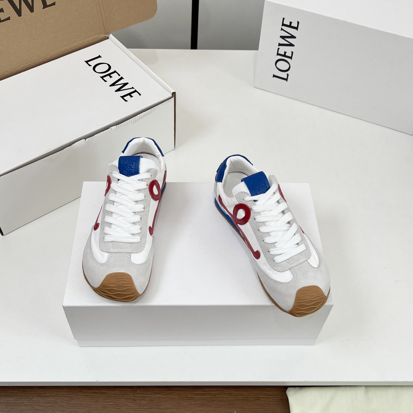 NO:164755,[High-up version - with airplane box] Women's hot-selling Loewe2025 Yaoyiwei Ballet Runner series ballet sneakers!  !  Luo Yiwei | ballet runner upgrade 2.0 wide asymmetric toe ~ ugly cute ~ suitable for all foot types... invincible and comfortable ~ great and easy to wear ~ can be easily controlled all year round!  !  Stick to the original 1:1 model opening top replica!  The whole last is perfect and has a very good foot shape to modify!  Give you a genuine foot feel!  The first choice for high-end customers to purchase [Material] Exclusive original upper 1:1 custom imported timber 1:1 cattle velvet ten calfskin 10 imported windbreaker cloth spliced, exclusive 1:1 mold opening insole Pu mold ten cowhide feet Outsole Exclusive 1:1 mold opening TPU sole [Size] Women's model 35-40 [Packaging] Configuration of the original aircraft box full set of packaging, casual shoes/sports shoes, loewe, loewe, sneakers, cowhide19860909【高版本-配飞机盒】女  爆款 Loewe2025要意威 Ballet Runner 系列芭蕾运动鞋！！罗意威 |ballet runner升级 2.0宽宽的不对称鞋头～丑萌丑萌～适合所有脚型...无敌舒服~巨巨巨好穿～一年四季都可轻松驾驭！！坚持原版1:1开模顶级复刻！整个楦型非常完美、很好的修饰脚型！带给您正品级脚感！供高端客户代购首选【材质】 鞋面独家原版1:1定制进口胎牛绒十小牛皮十进口风衣布 拼接而成 内里独家1:1开模鞋垫 Pu模具十牛皮脚 大底独家1:1开模TPU大底【码数】女款35-40【包装】配置原版飞机盒全套包装,休闲鞋/运动鞋,loewe,loewe,sneakers,cowhide,Women's Shoes