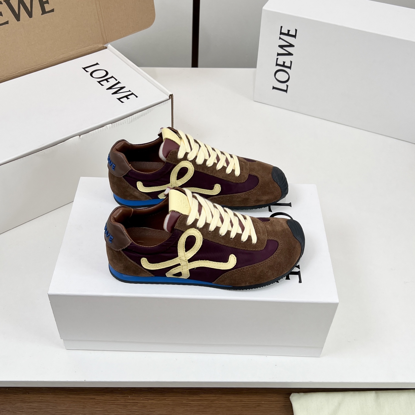 NO:164748,[High-up version - with airplane box] Women's men's size 10 hit Loewe2025 Yaoyiwei Ballet Runner series ballet sneakers!  !  Luo Yiwei | ballet runner upgrade 2.0 wide asymmetric toe ~ ugly cute ~ suitable for all foot types... invincible and comfortable ~ great and easy to wear ~ can be easily controlled all year round!  !  Stick to the original 1:1 model opening top replica!  The whole last is perfect and has a very good foot shape to modify!  Give you a genuine foot feel!  The first choice for high-end customers to purchase [Material] Exclusive original upper 1:1 custom imported timber 1:1 cattle velvet ten calfskin 10 imported windbreaker cloth spliced, exclusive 1:1 mold opening insole Pu mold ten cowhide feet Outsole Exclusive 1:1 mold opening TPU sole [Size] Women's model 35-40 Men's model 40-44 [Packaging] Configuration of the original aircraft box full set of packaging, casual shoes/sports shoes, loewe, loewe, sneakers, cowhide19860909【高版本-配飞机盒】女 男码10 爆款 Loewe2025要意威 Ballet Runner 系列芭蕾运动鞋！！罗意威 |ballet runner升级 2.0宽宽的不对称鞋头～丑萌丑萌～适合所有脚型...无敌舒服~巨巨巨好穿～一年四季都可轻松驾驭！！坚持原版1:1开模顶级复刻！整个楦型非常完美、很好的修饰脚型！带给您正品级脚感！供高端客户代购首选【材质】 鞋面独家原版1:1定制进口胎牛绒十小牛皮十进口风衣布 拼接而成 内里独家1:1开模鞋垫 Pu模具十牛皮脚 大底独家1:1开模TPU大底【码数】女款35-40 男款40-44【包装】配置原版飞机盒全套包装,休闲鞋/运动鞋,loewe,loewe,sneakers,cowhide,Women's Shoes