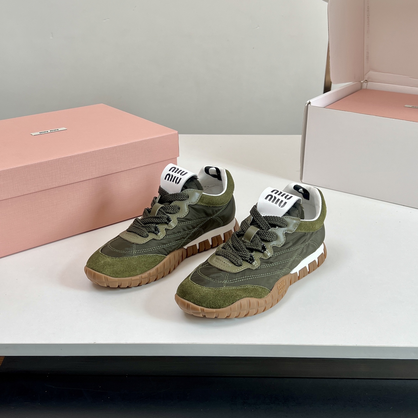 NO:165917,【】 Higher version!  Miu Miu Tyre lace-up casual sneakers and dad shoes, color options include mustard yellow, gray, cream and olive green. The Tyre, which has a full pedaling feeling, belongs to the Miu Miu SS25 Prelude series and is also the embodiment of the glorious Miu Miu sneaker products in recent times. Miu Miu has spared no effort in shaping shoe products this year, which makes people look forward to its future performance. Original custom cowhide, inner sheepskin, original open-moulded anti-slip rubber outsole, size 30-39 (customized for 40, 41) The counter is synchronized with the latest packaging!  , casual shoes/sports shoes, miumiu, sneakers, cowhide, sheepskin19860909【】 高版本！Miu Miu 缪缪Tyre系带休闲运动鞋、老爹鞋,配色选项包括芥末黄、灰色、奶油色和橄榄绿.自带十足踩踏感的 Tyre 隶属于 Miu Miu SS25 Prelude 系列,也是近段时间 Miu Miu 运动鞋产品辉煌的化身.Miu Miu 今年在塑造鞋履产品层面不遗余力,不禁让人愈发期待其未来表现. 鞋面原版定制牛皮 内里羊皮 大底原版开模防滑橡胶大底 尺码30-39（40、41订做） 专柜同步最新包装！,休闲鞋/运动鞋,miumiu,sneakers,cowhide,sheepskin,Women's Shoes