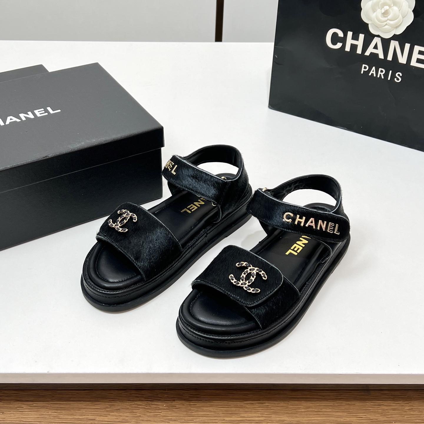 NO:164743,【】 Top version!  Chanel's new spring and summer 2025 * horse-haired Velcro sandals and beach shoes are popular unboxing, 10,000 recommended fur sandals. Fashion bloggers have all taken it into their pockets. The real thing is beautiful and the feet feel soft and glutinous. It will be one of the must-have versatile items in the four seasons. This series is now available for sale!  Real photos of my home details (original product was purchased and developed, details were in place) Original custom made of fabrics, mixed-bred sheepskin, large sole original molded rubber combination sole size 35-40 (41 customized) All equipped with genuine Italian packaging, sandals, chanel, sandals, sheepskin19860909【】 顶级版本！香奈儿 2025春夏新款*马毛魔术贴凉鞋、沙滩鞋 开箱大爆款,一万个推荐的毛毛凉鞋,时尚博主们纷纷收入囊中,实物巨美,脚感软软糯糯,将是四季必备万能搭单品之一,本系列现已登陆发售！ 认准我家细节实拍（原版购入开发,细节到位） 面料原版定制马毛五金 内里混种羊皮 大底原版开模橡胶组合大底 尺码35-40（41定制） 均配意大利正品包装,凉鞋,chanel,sandals,sheepskin,Women's Shoes