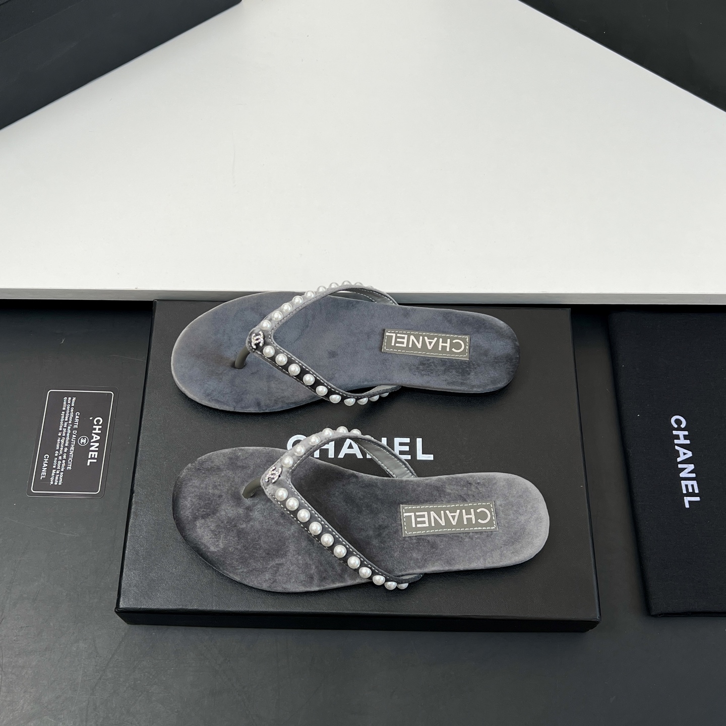 NO:232597,【】 Top quality!  2025 Spring and Summer New CHANEL Pearl Rhinestone Slippers Xiaoxiang Fengxiang Grandma Clip-toe Slippers Flip Flops I'm sure the details and strengths of my home (the counter is developed according to the genuine 11 product, the details are perfect, more exquisite and durable, the foot is very pedicure-like, the key is very easy to control) Velvet upper, inner sheepskin sole Italian leather outsole Size 35-39 (40, 41, 42 custom made without return and exchange) With genuine packaging for counter, split-toe shoes, chanel, chanel, slippers, sheepskin, Leather soles19860909【】 顶级品质！2025春夏新款CHANEL 香奈儿 珍珠水钻拖鞋小香风香奶奶夹趾拖鞋人字拖 认准我家细节实力拍（专柜买版按正品11开发做货, 细节完美 更加精致耐看 上脚非常修脚型 重点是很好非常好驾驭） 鞋面丝绒 内里羊皮 鞋底意大利真皮大底 码数35-39（40、41、42定做不退换） 配专柜正品包装,分趾鞋,chanel,chanel,slippers,sheepskin,Leather soles,Women's Shoes