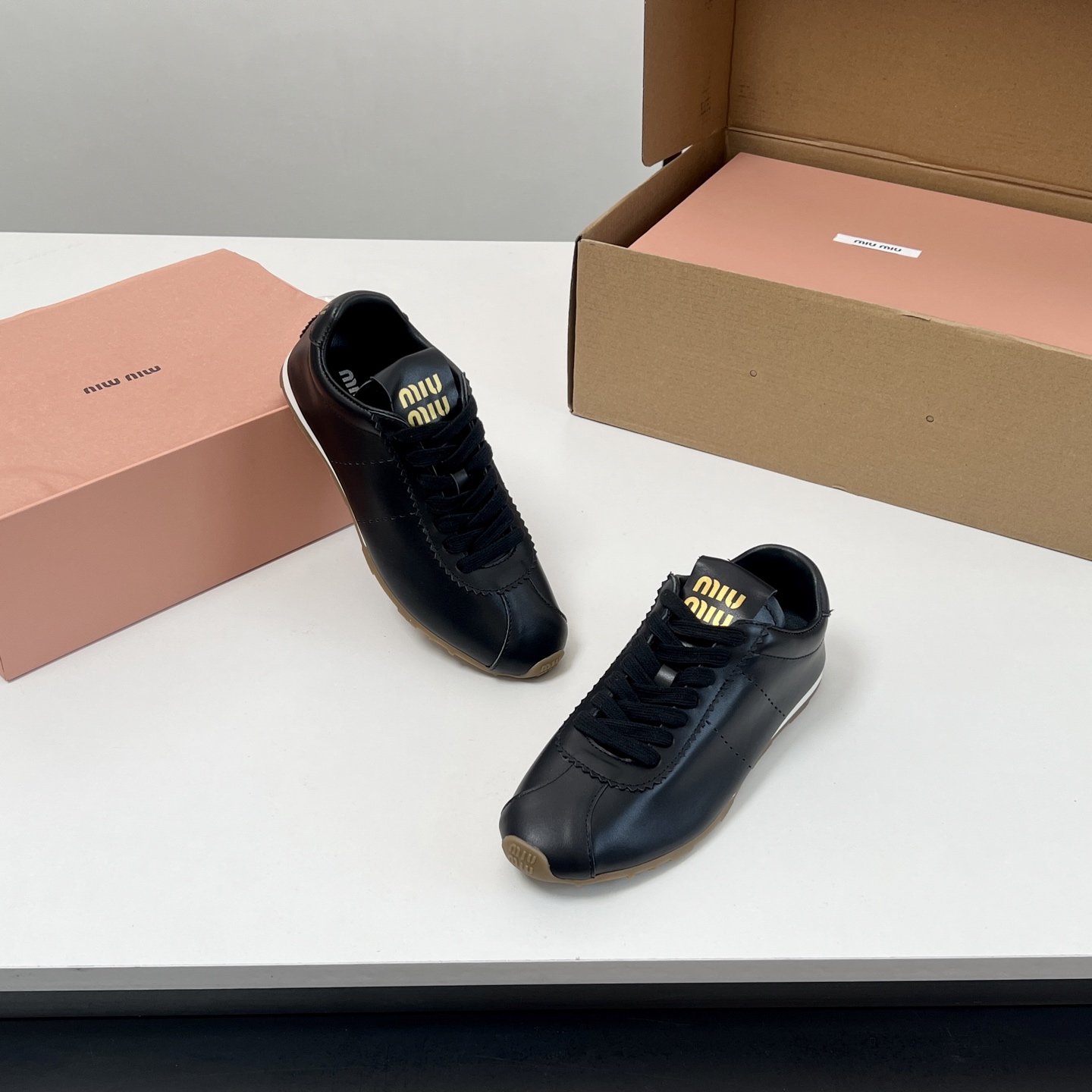 NO:165907,【】 Higher version!  Counter synchronization miujia 2025 early spring new casual sports shoes series Forrest Gump shoes fashionable, simple and high-end, casually matched, very light and comfortable to wear on the feet. This year's main model is fashionable, simple and high-end, casually matched, very comfortable to wear on the feet, must-have for the year!  Original purchase and development Making Miu Home's latest hit, avant-garde and bold design Miu logo style is integrated into the simple lines of this leather sneaker. The chic logo is decorated on the tongue and back, embellishing the retro design. Fabric ZP custom imported mercerized beef reverse velvet/cowhide inner ZP custom soft sheepskin foot pad ZP custom cowhide foot pad outsole; ZP open mold wear-resistant sole SIZE35-40, casual shoes/sports shoes, miumiu, sneakers, cowhide, sheepskin19860909【】 高版本！专柜同步 miu家2025早春新品休闲运动鞋系列阿甘鞋 时尚 简约高级 随意搭配 上脚非常轻便舒适 今年主推款 时尚 简约高级 随意搭配 上脚非常舒适,年度必入款！原版购入开发 做货 miu家最新爆款 前卫大胆的设计 Miu logo 风格融于此款皮革运动鞋的简约线条.别致徽标饰于鞋舌与背面,点缀复古设计. 面料ZP定制进口丝光牛反绒/牛皮 内里ZP定制柔软羊皮 垫脚ZP定制牛皮垫脚 大底；ZP开模耐磨底 SIZE35-40,休闲鞋/运动鞋,miumiu,sneakers,cowhide,sheepskin,Women's Shoes